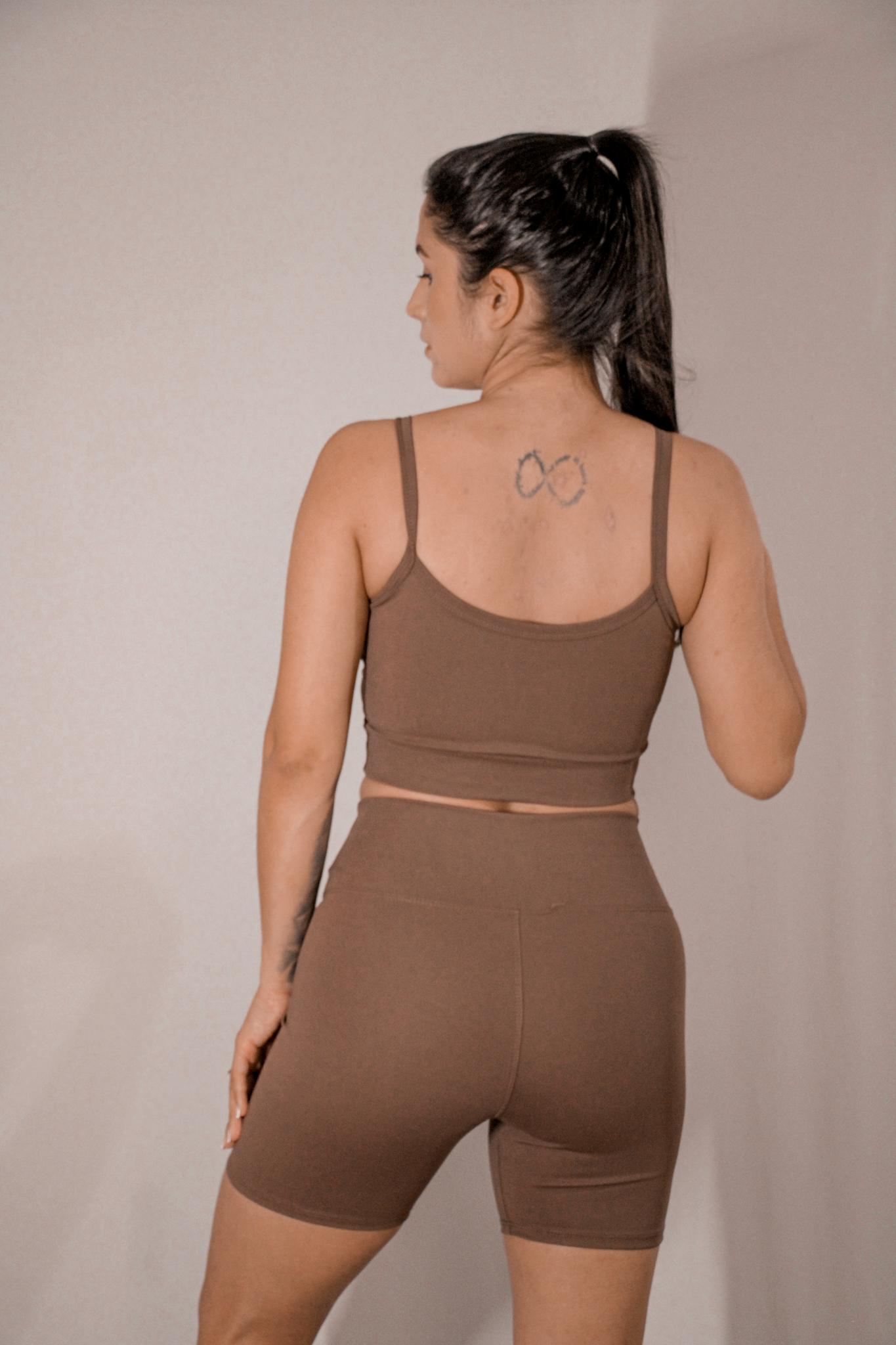 Conjunto top slim e short sem bolso chocolate TodaFit na visão traseira, mostrando acabamento reforçado e caimento firme.