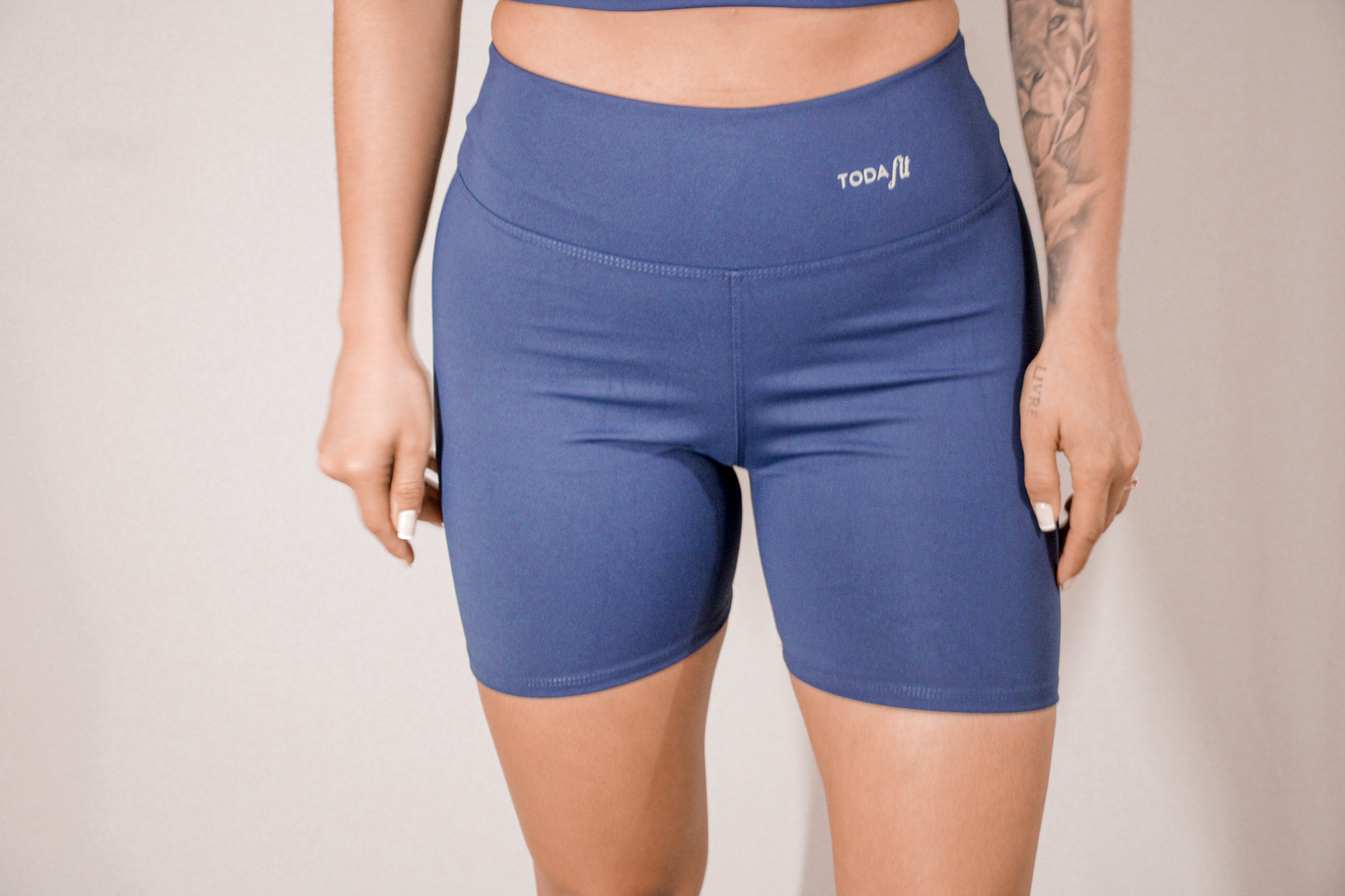 Detalhe do conjunto top slim e short sem bolso azul marinho TodaFit em close, evidenciando textura do tecido e qualidade da costura.