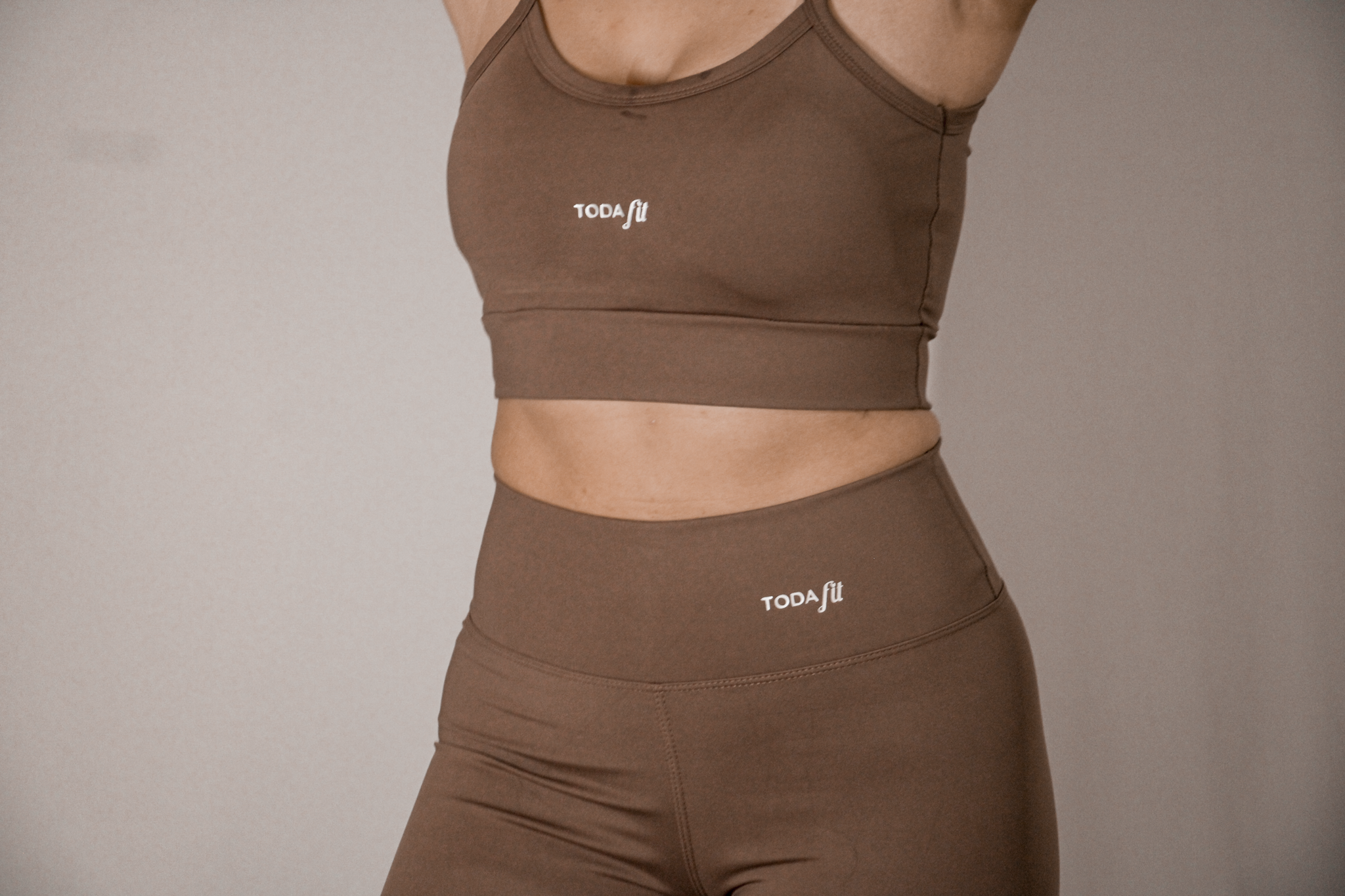 Detalhe do conjunto top slim e short sem bolso chocolate TodaFit em close, evidenciando textura do tecido e qualidade da costura.