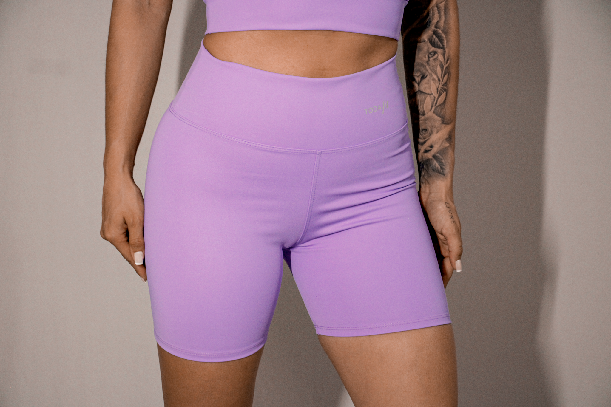 Detalhe do conjunto top slim e short sem bolso lilas TodaFit em close, evidenciando textura do tecido e qualidade da costura.