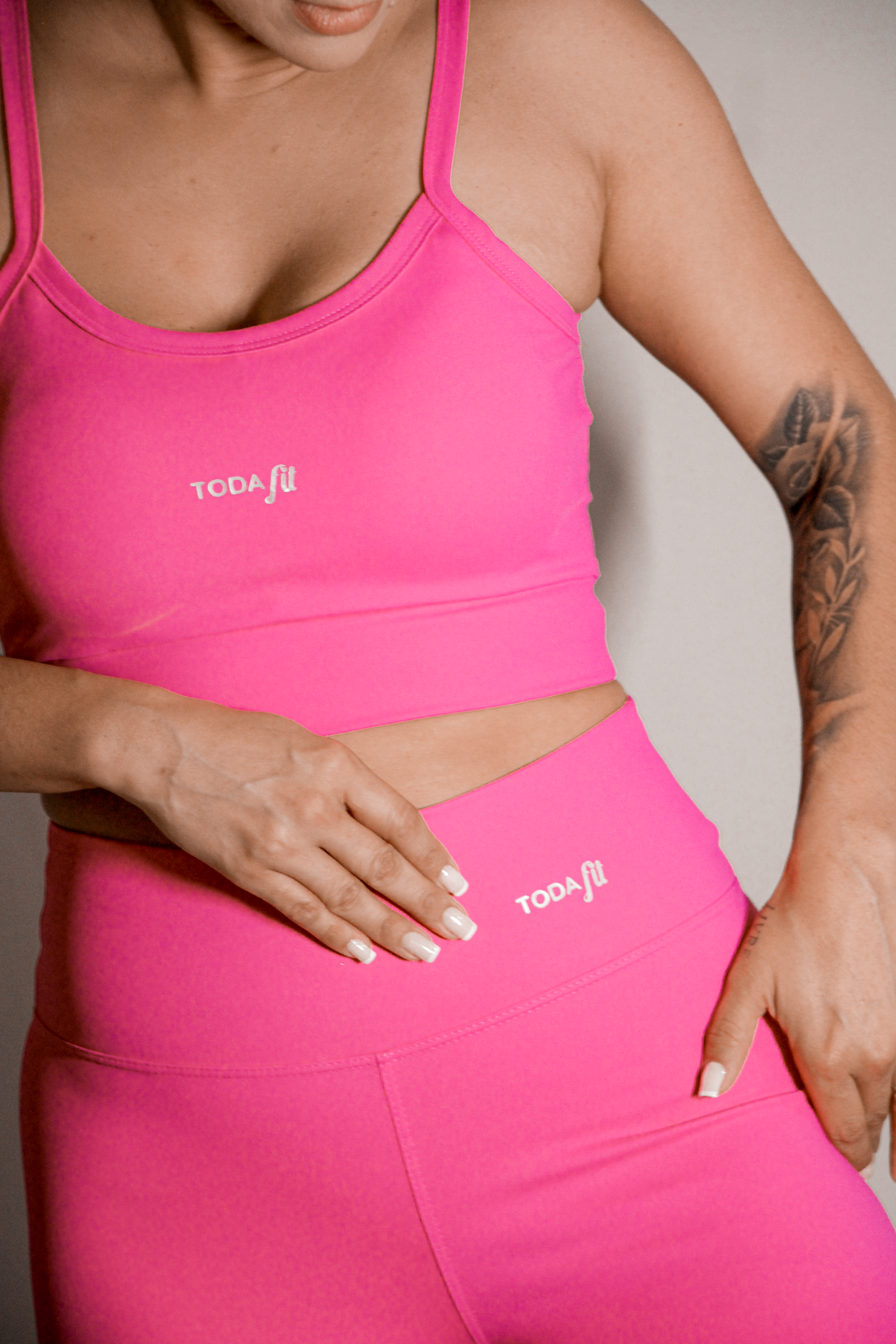 Detalhe do conjunto top slim e short sem bolso pink TodaFit em close, evidenciando textura do tecido e qualidade da costura.