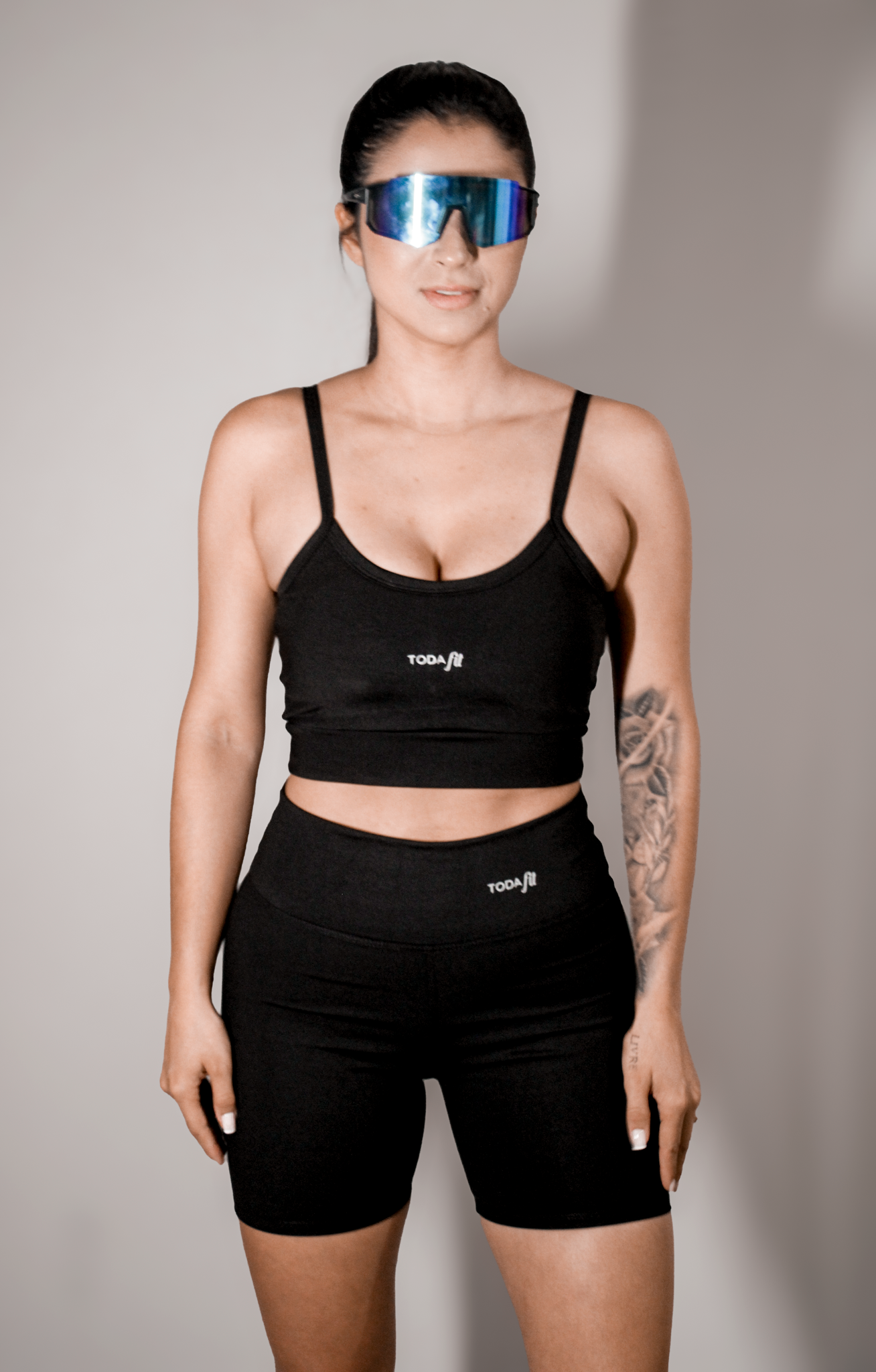 Detalhe do conjunto top slim e short sem bolso preto TodaFit em close, evidenciando textura do tecido e qualidade da costura.