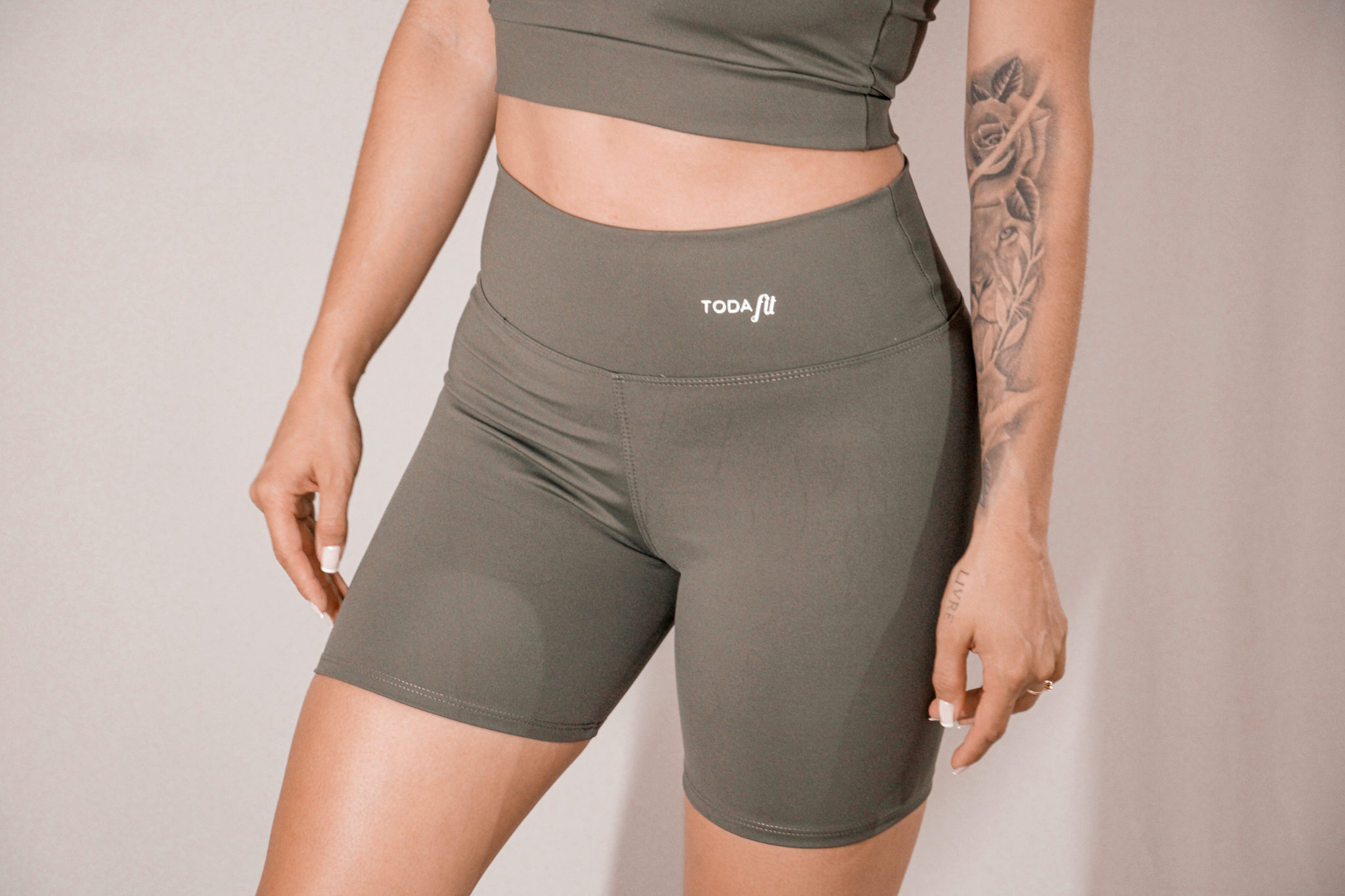 Detalhe do conjunto top slim e short sem bolso verde TodaFit em close, evidenciando textura do tecido e qualidade da costura.
