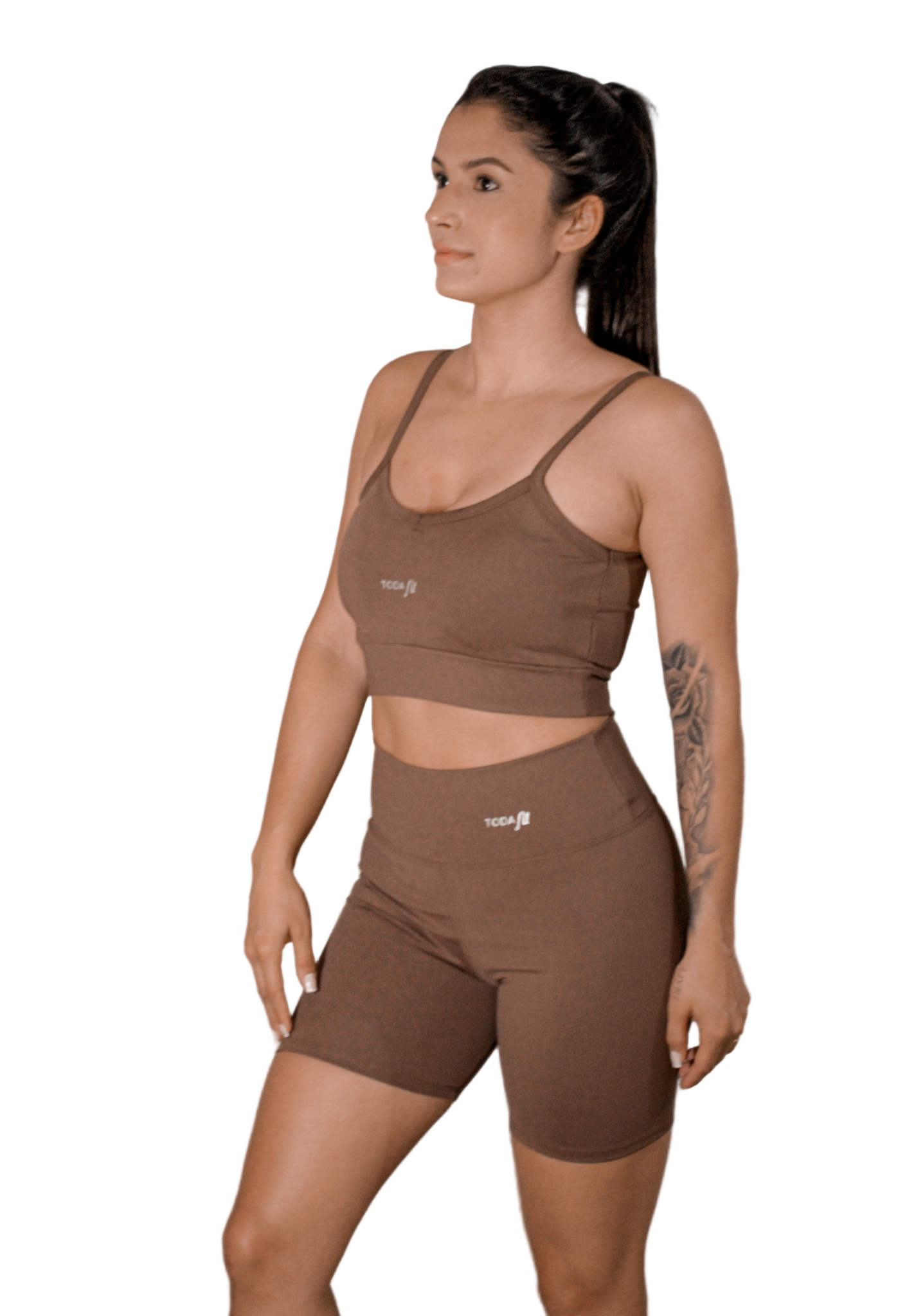 Conjunto top slim e short sem bolso chocolate TodaFit na vista frontal, com modelagem moderna e tecido confortável para treinos.