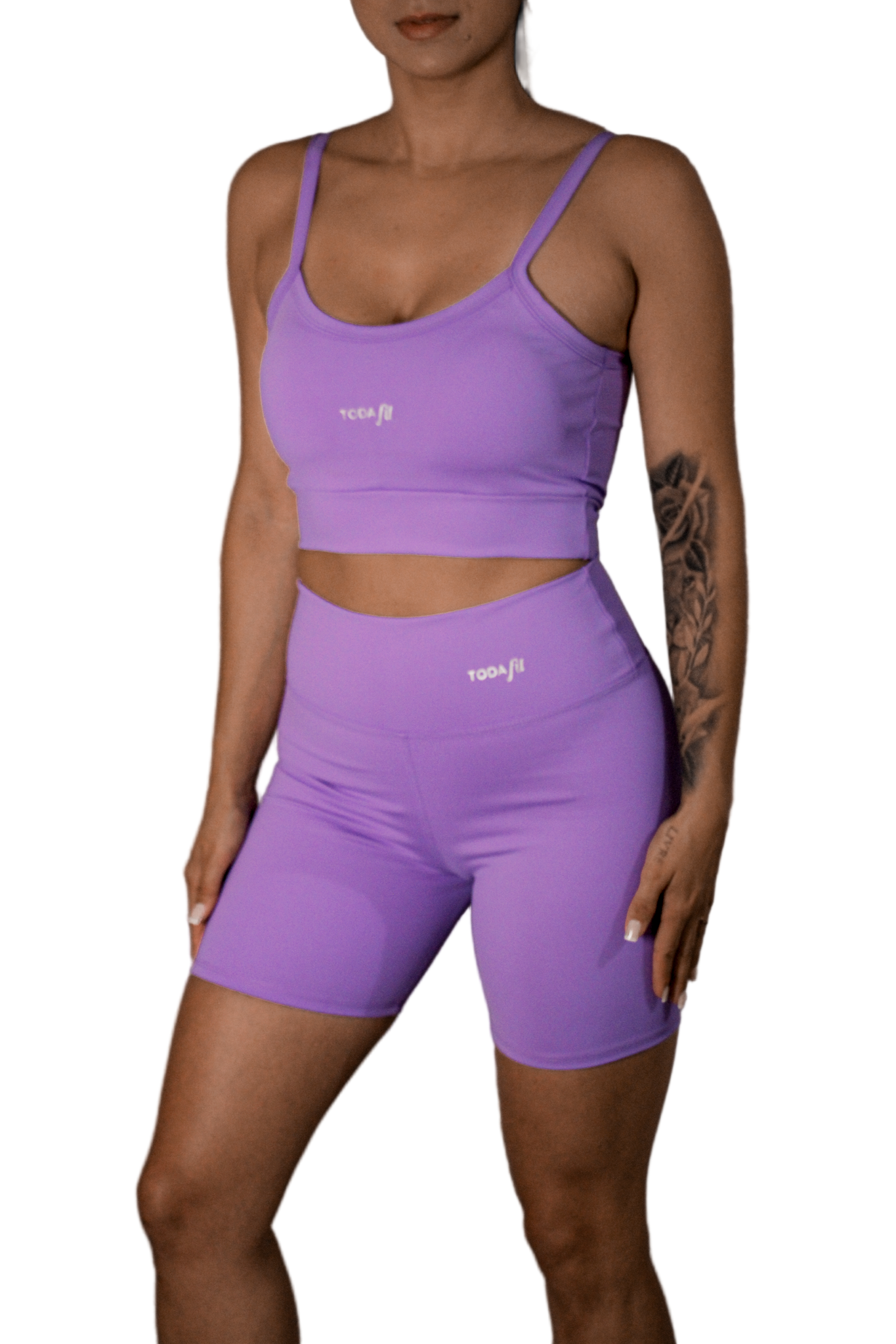 Conjunto top slim e short sem bolso lilas TodaFit na vista frontal, com modelagem moderna e tecido confortável para treinos.