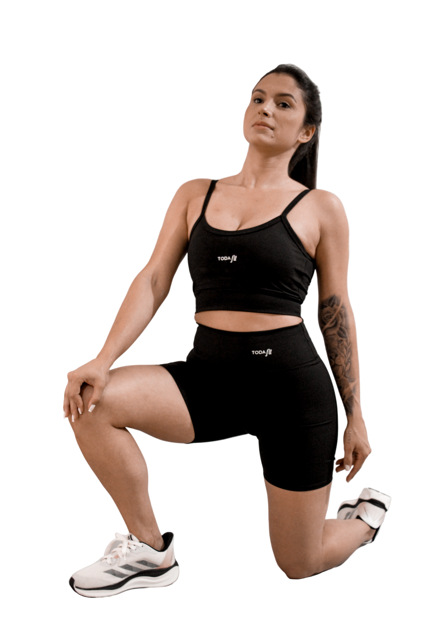 Conjunto top slim e short sem bolso preto TodaFit na vista frontal, com modelagem moderna e tecido confortável para treinos.