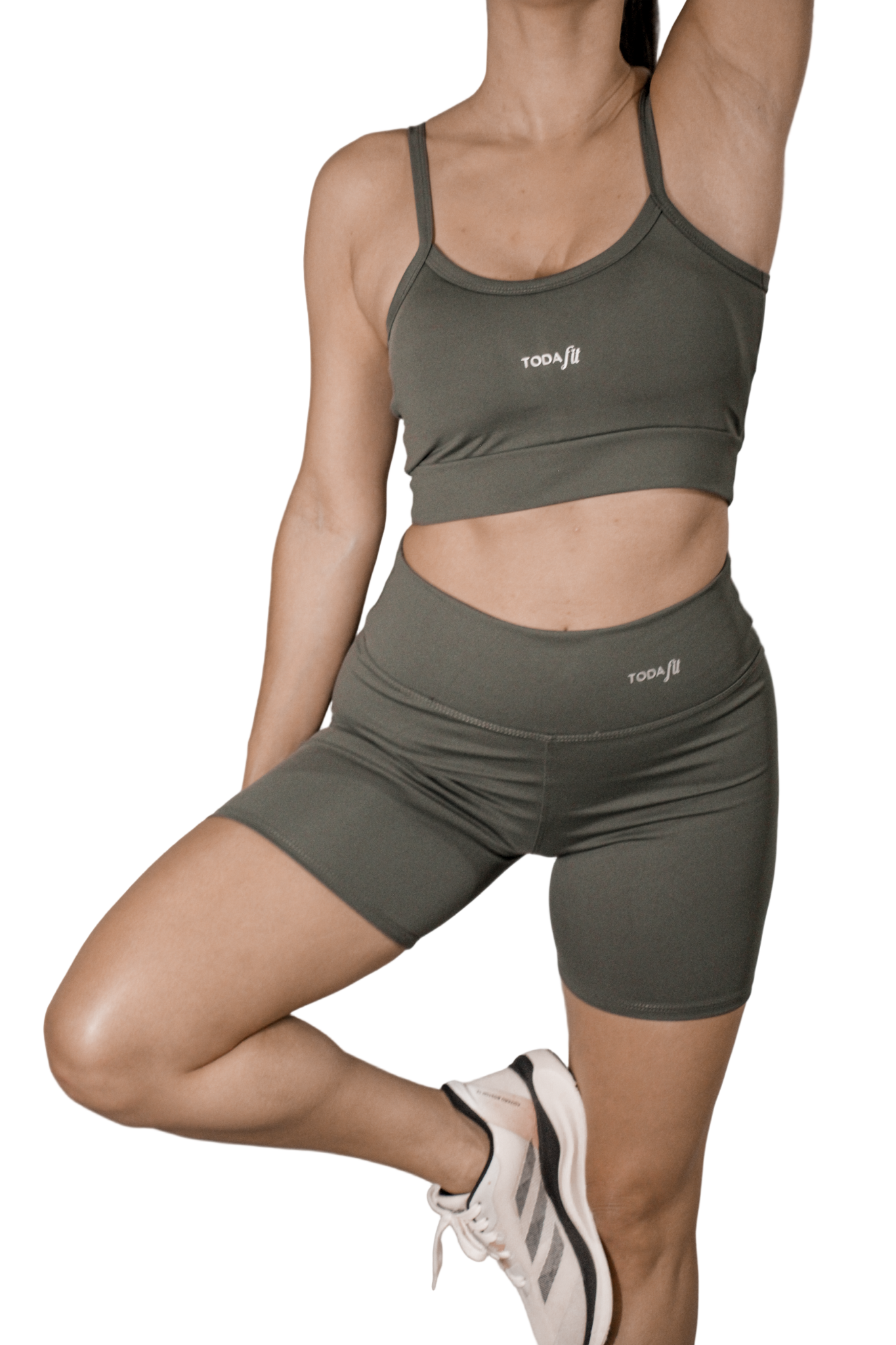 Conjunto top slim e short sem bolso verde TodaFit na vista frontal, com modelagem moderna e tecido confortável para treinos.