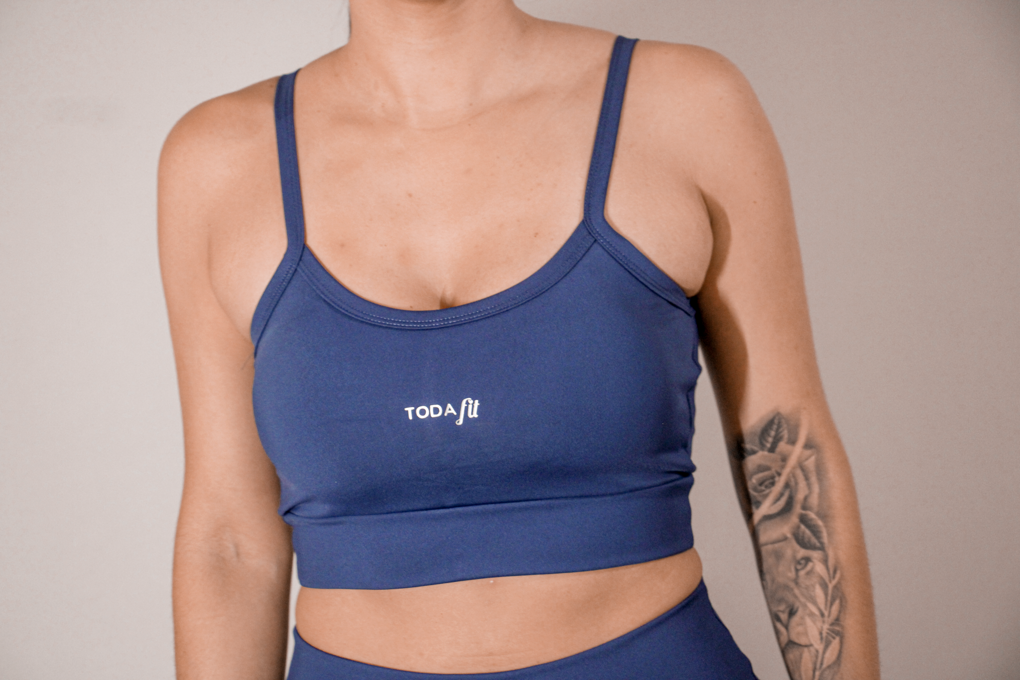 Conjunto top slim e short sem bolso azul marinho TodaFit visto de lado, destacando ajuste perfeito e cintura anatômica.