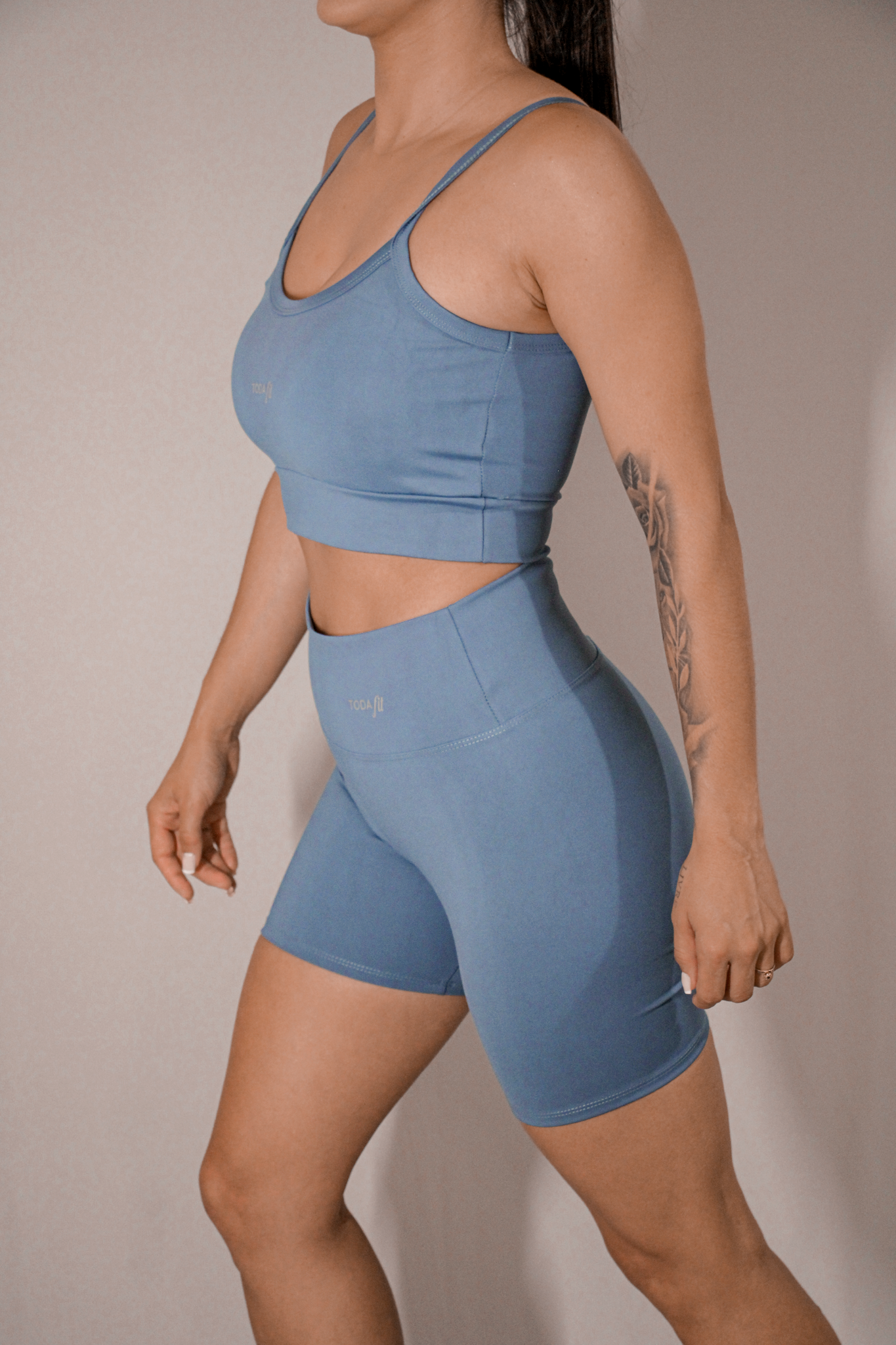 Conjunto top slim e short sem bolso azul TodaFit visto de lado, destacando ajuste perfeito e cintura anatômica.