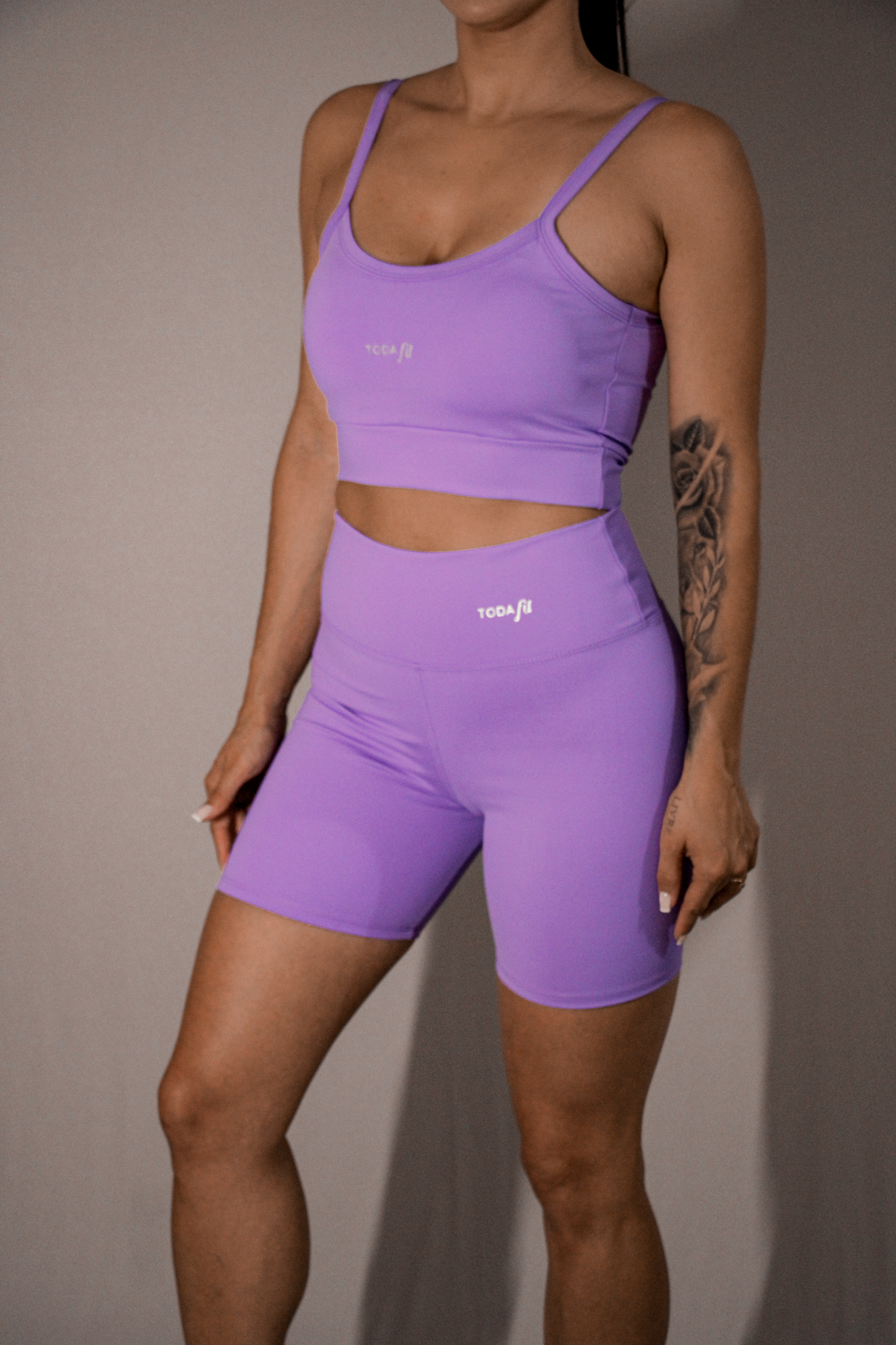 Conjunto top slim e short sem bolso lilas TodaFit visto de lado, destacando ajuste perfeito e cintura anatômica.