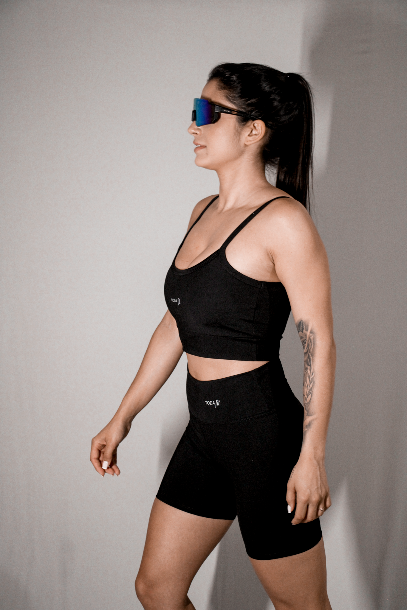 Conjunto top slim e short sem bolso preto TodaFit visto de lado, destacando ajuste perfeito e cintura anatômica.