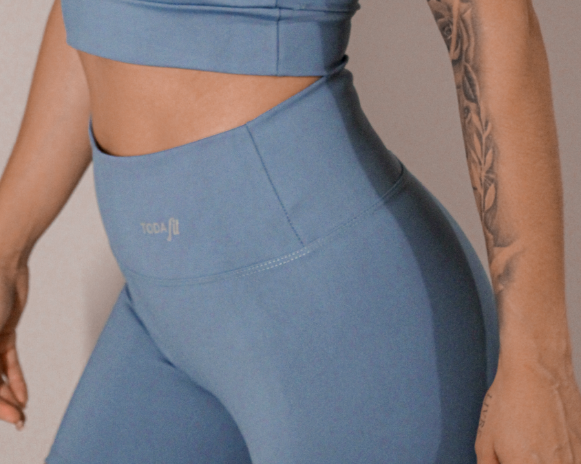 Legging básica azul TodaFit em visão lateral, destacando ajuste ao corpo.