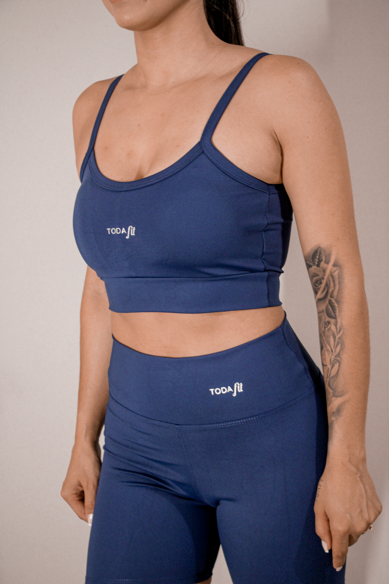 Detalhe da legging básica azul marinho TodaFit em close, enfatizando tecido e qualidade.