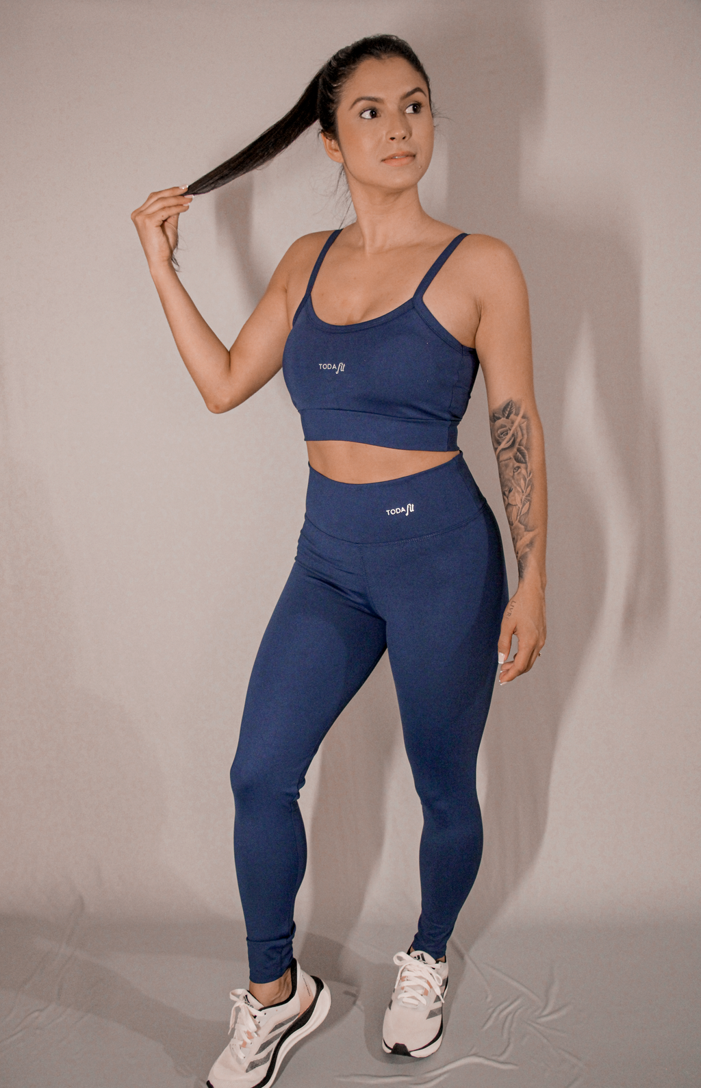 Legging básica azul marinho TodaFit em visão lateral, destacando ajuste ao corpo.