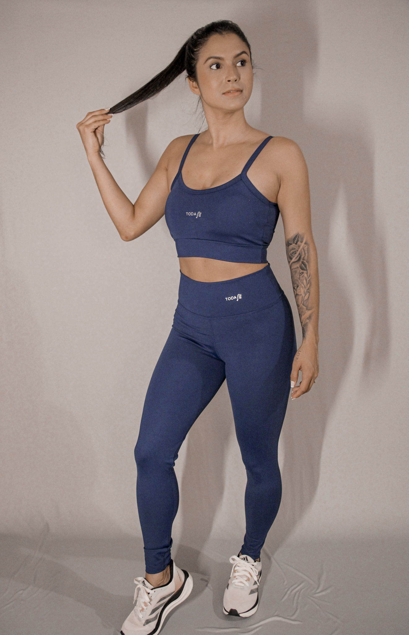 Legging básica azul marinho TodaFit em visão lateral, destacando ajuste ao corpo.