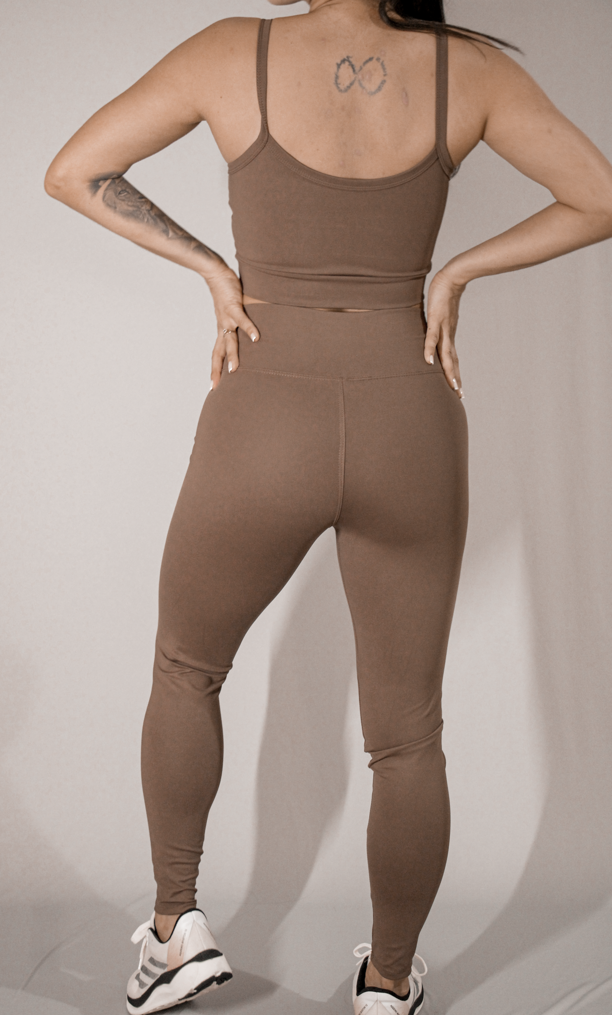 Legging básica chocolate TodaFit vista por trás, mostrando recorte traseiro e caimento.