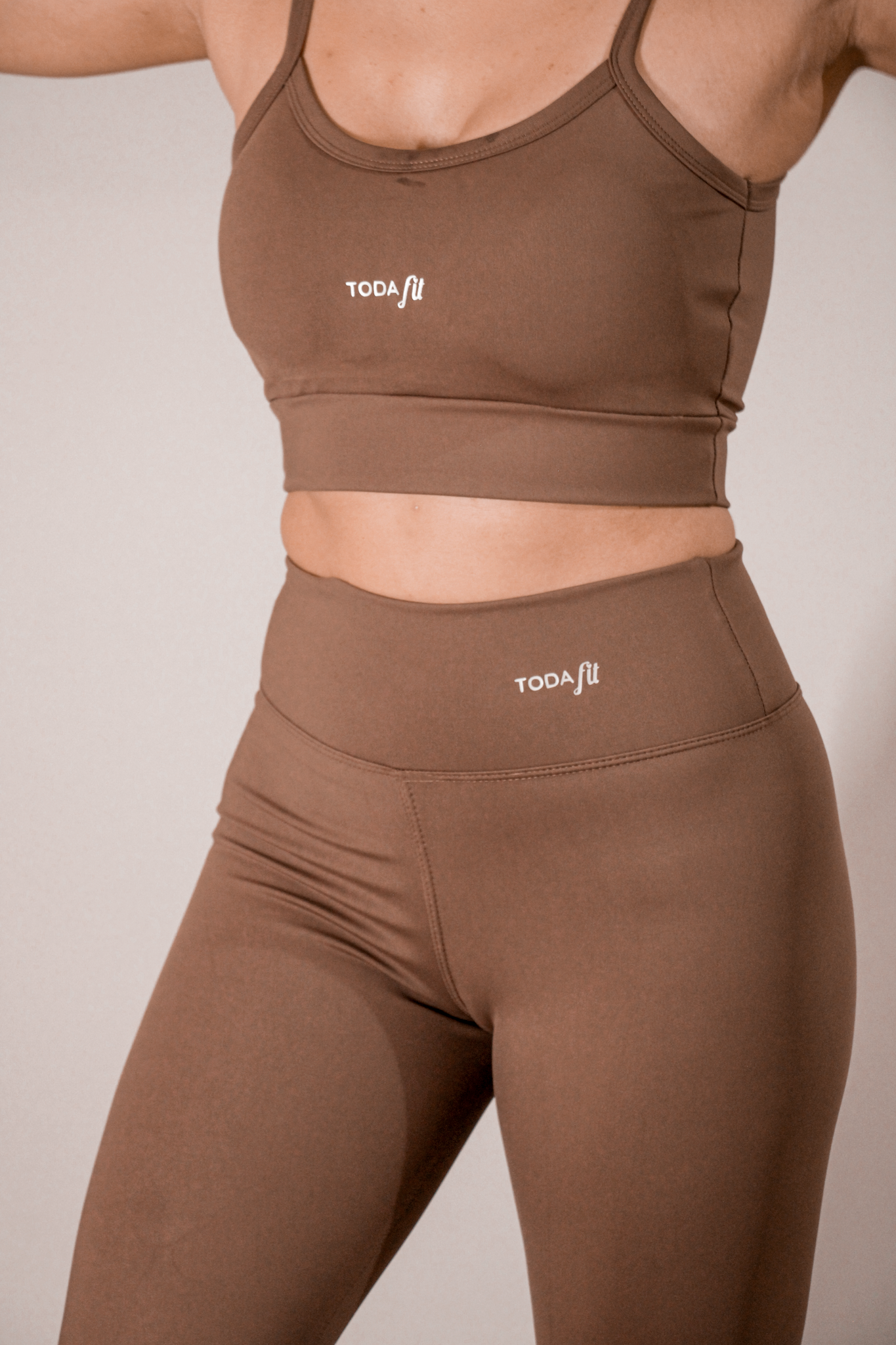 Detalhe da legging básica chocolate TodaFit em close, enfatizando tecido e qualidade.