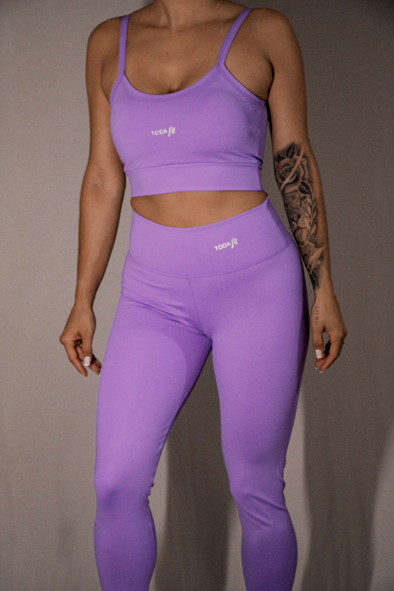 Detalhe da legging básica lilas TodaFit em close, enfatizando tecido e qualidade.
