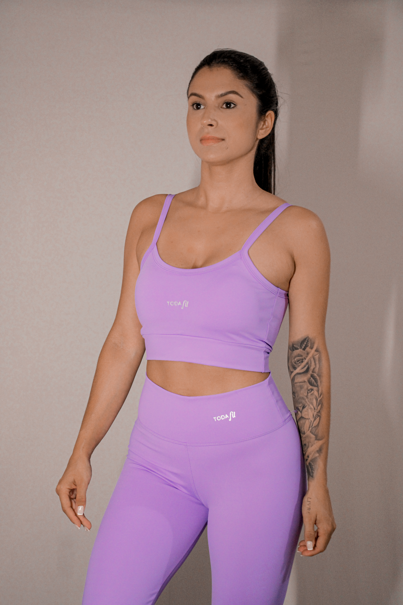 Legging básica lilas TodaFit em visão lateral, destacando ajuste ao corpo.