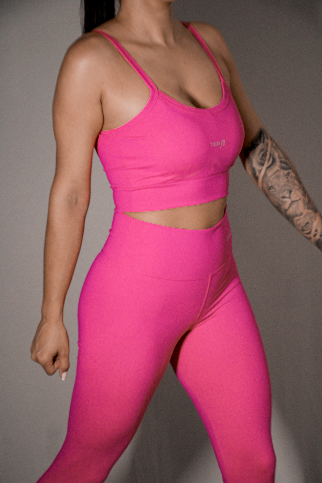 Legging básica pink TodaFit em visão lateral, destacando ajuste ao corpo.