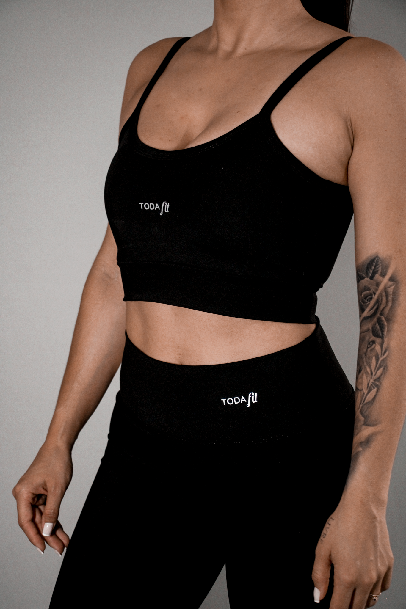 Detalhe da legging básica preta TodaFit em close, enfatizando tecido e qualidade.