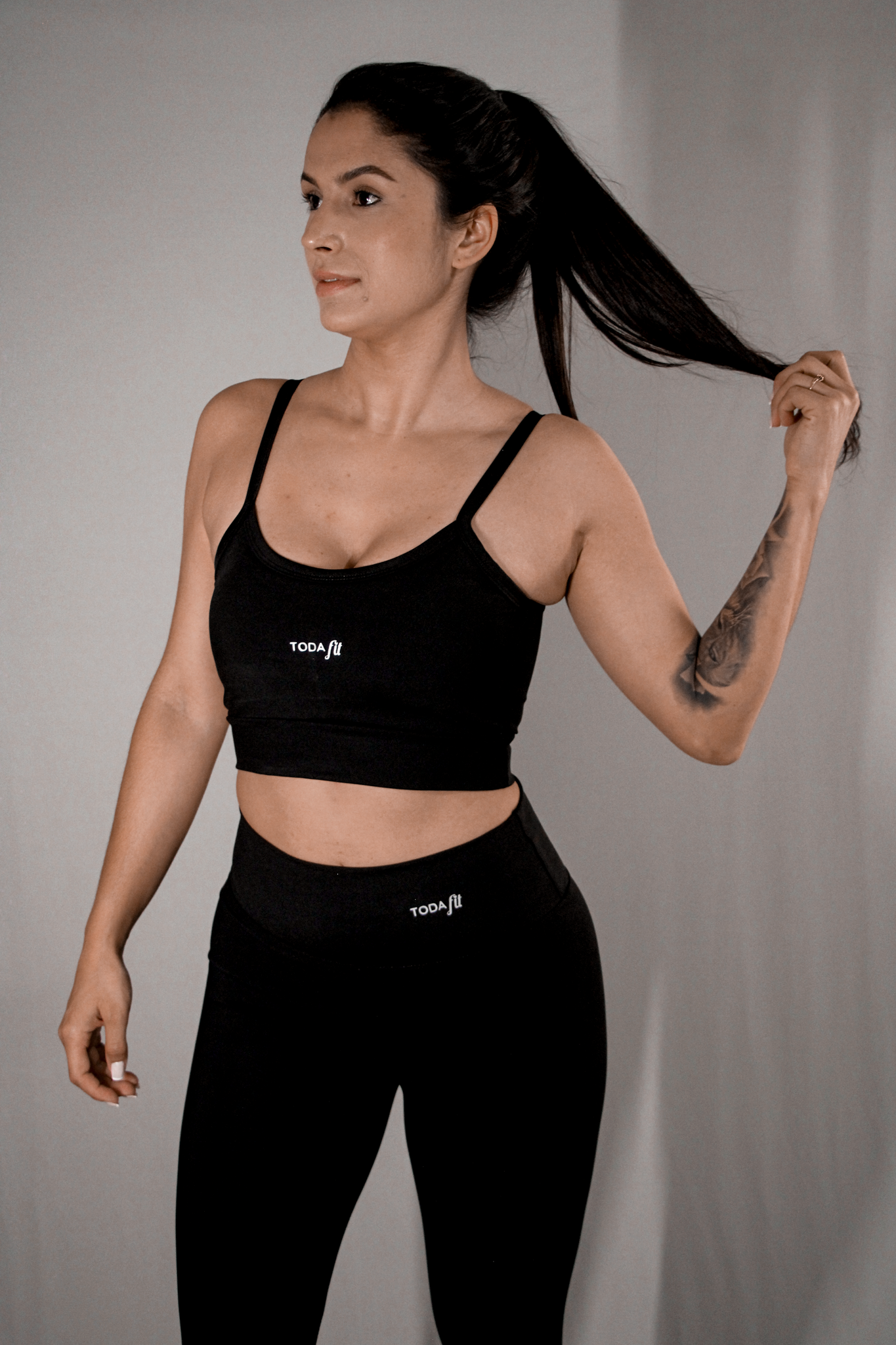 Legging básica preta TodaFit em visão lateral, destacando ajuste ao corpo.