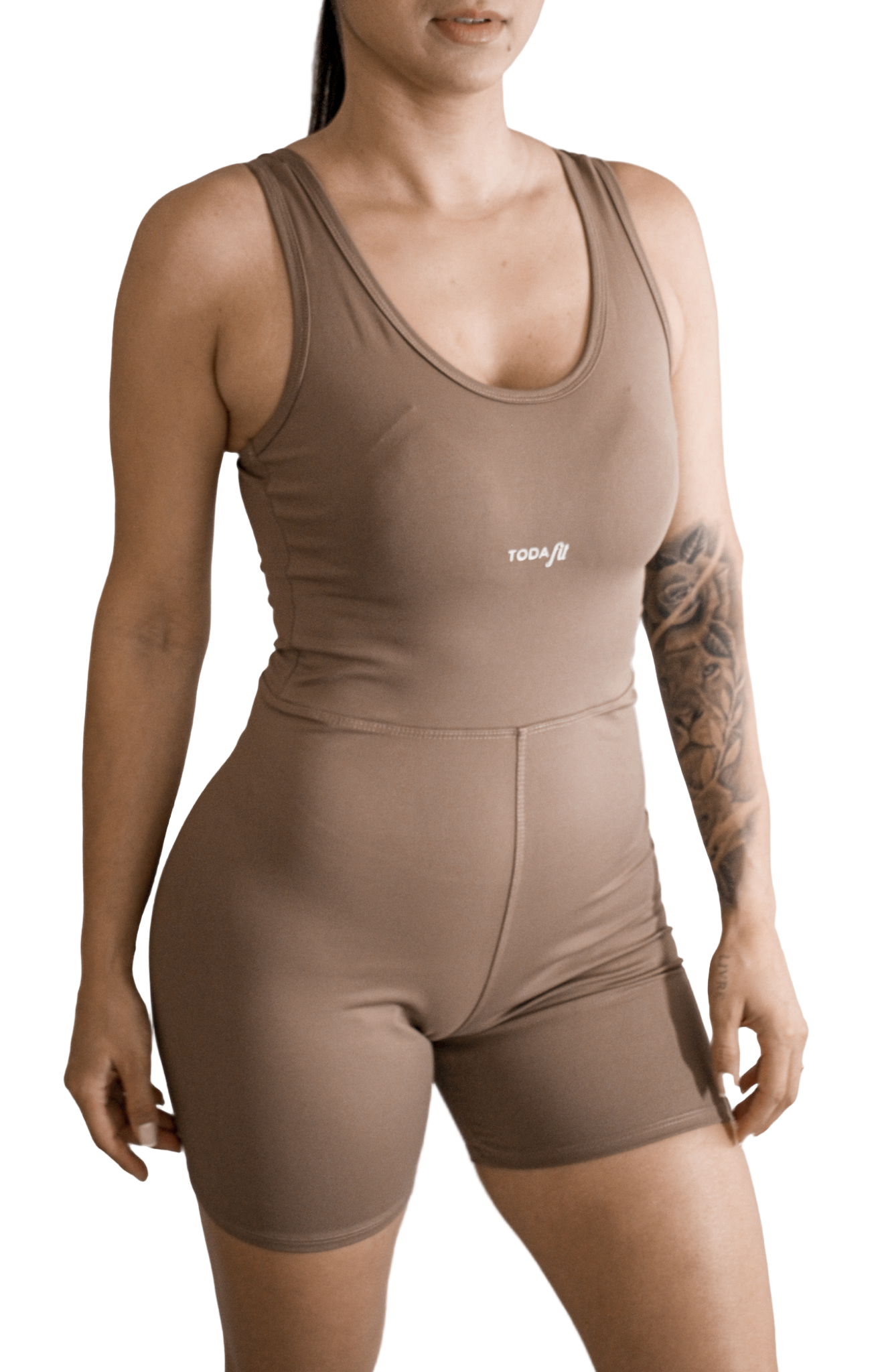 Macaquinho chocolate TodaFit visto de frente, destacando modelagem e ergonomia.