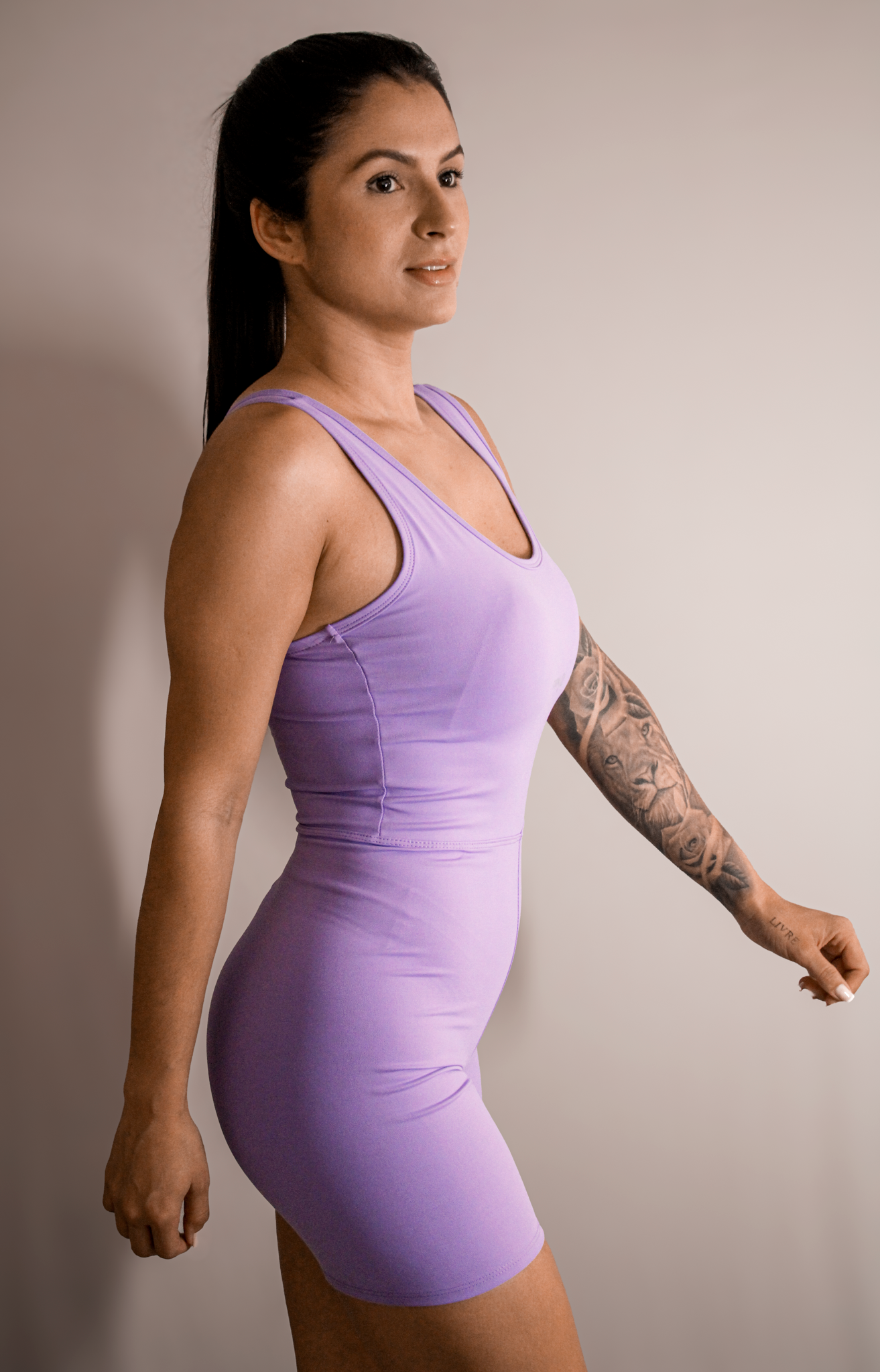 Macaquinho lilas TodaFit em visão lateral, mostrando ajuste e liberdade de movimento.