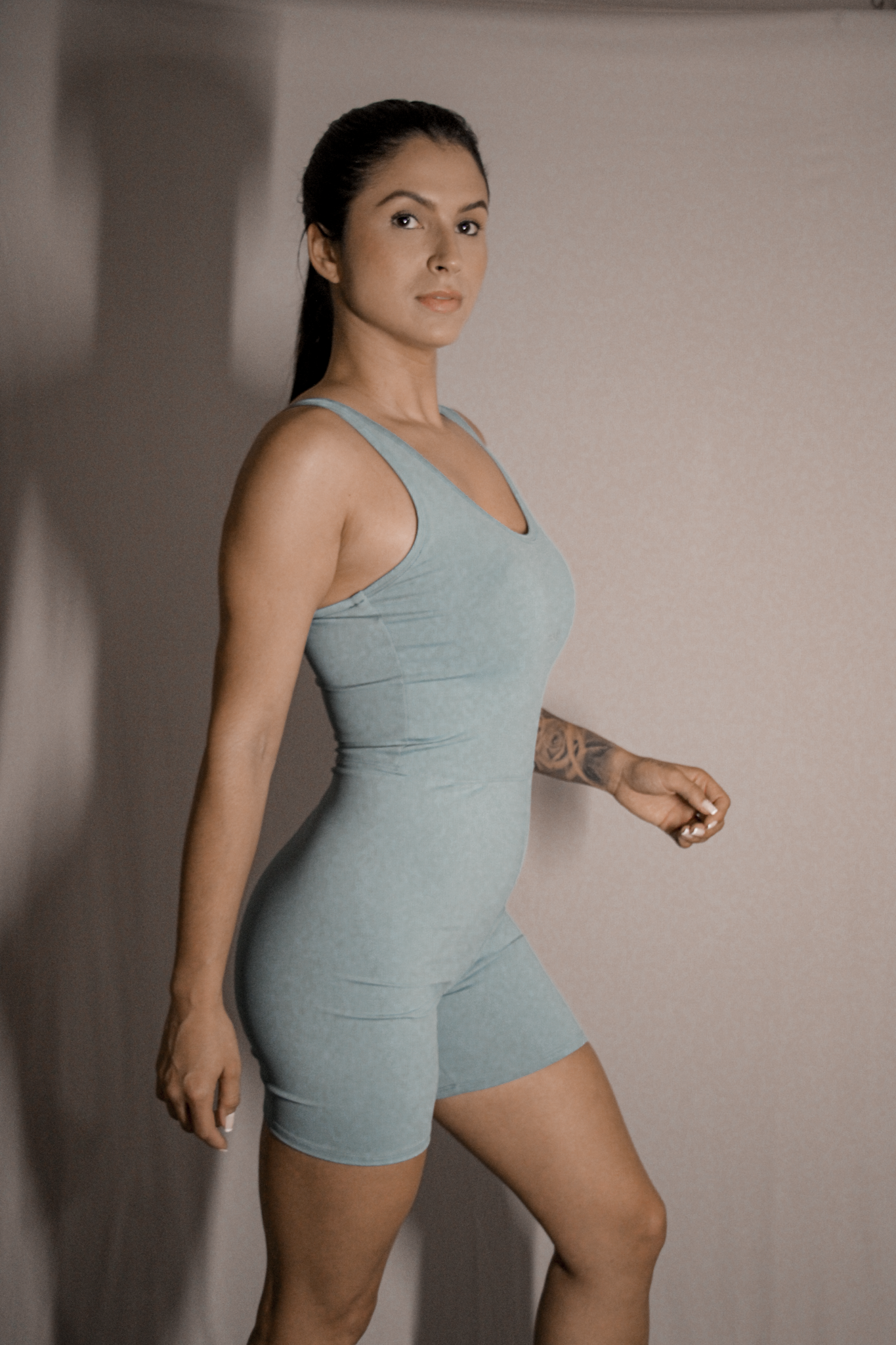 Macaquinho verde TodaFit em visão lateral, mostrando ajuste e liberdade de movimento.