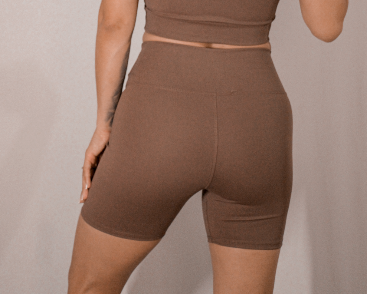 Short fitness sem bolso chocolate TodaFit na visão posterior, mostrando acabamento reforçado e compressão firme.