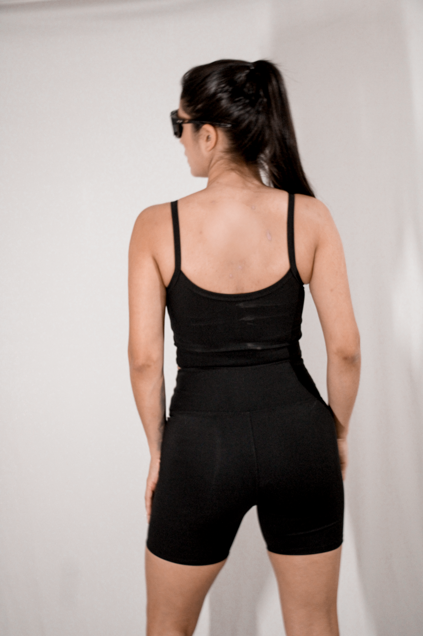 Short fitness sem bolso preto TodaFit na visão posterior, mostrando acabamento reforçado e compressão firme.