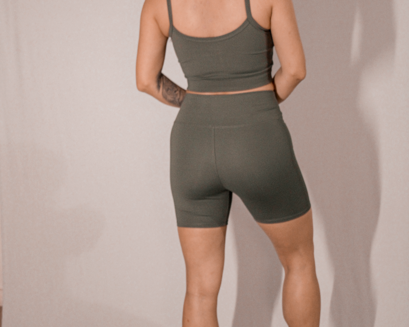 Short fitness sem bolso verde TodaFit na visão posterior, mostrando acabamento reforçado e compressão firme.