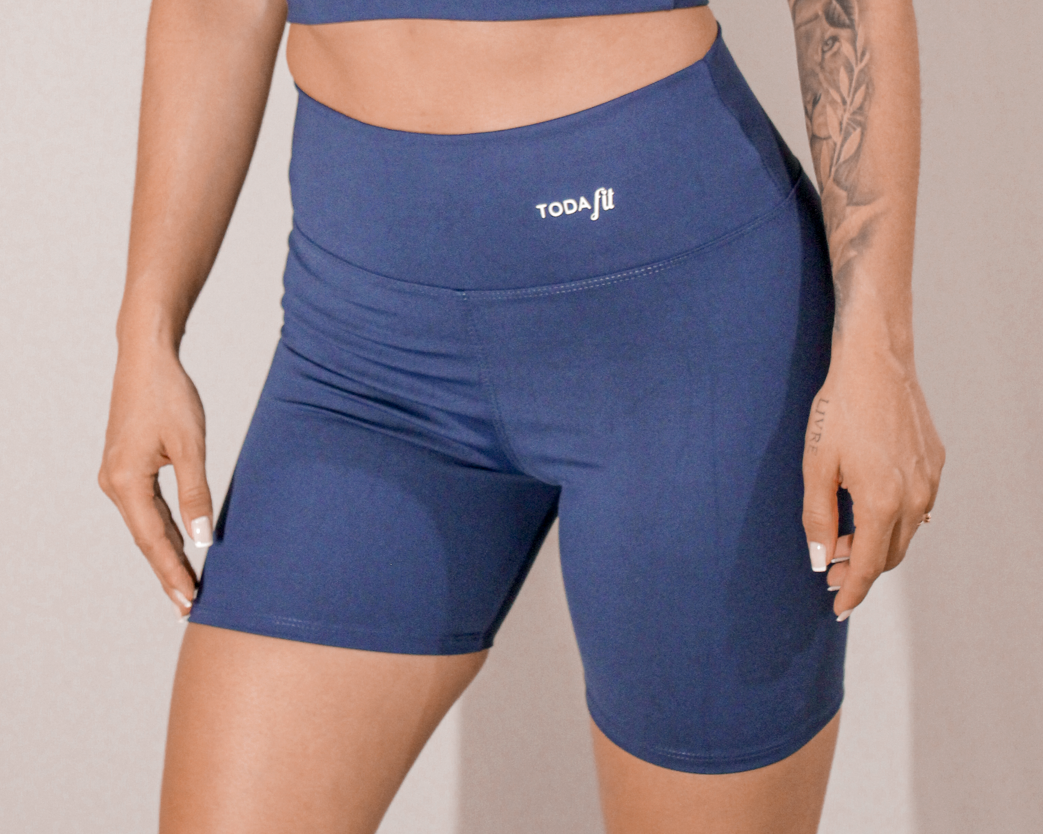 Detalhe do short fitness sem bolso azul marinho TodaFit em close, evidenciando textura do tecido e qualidade da costura.