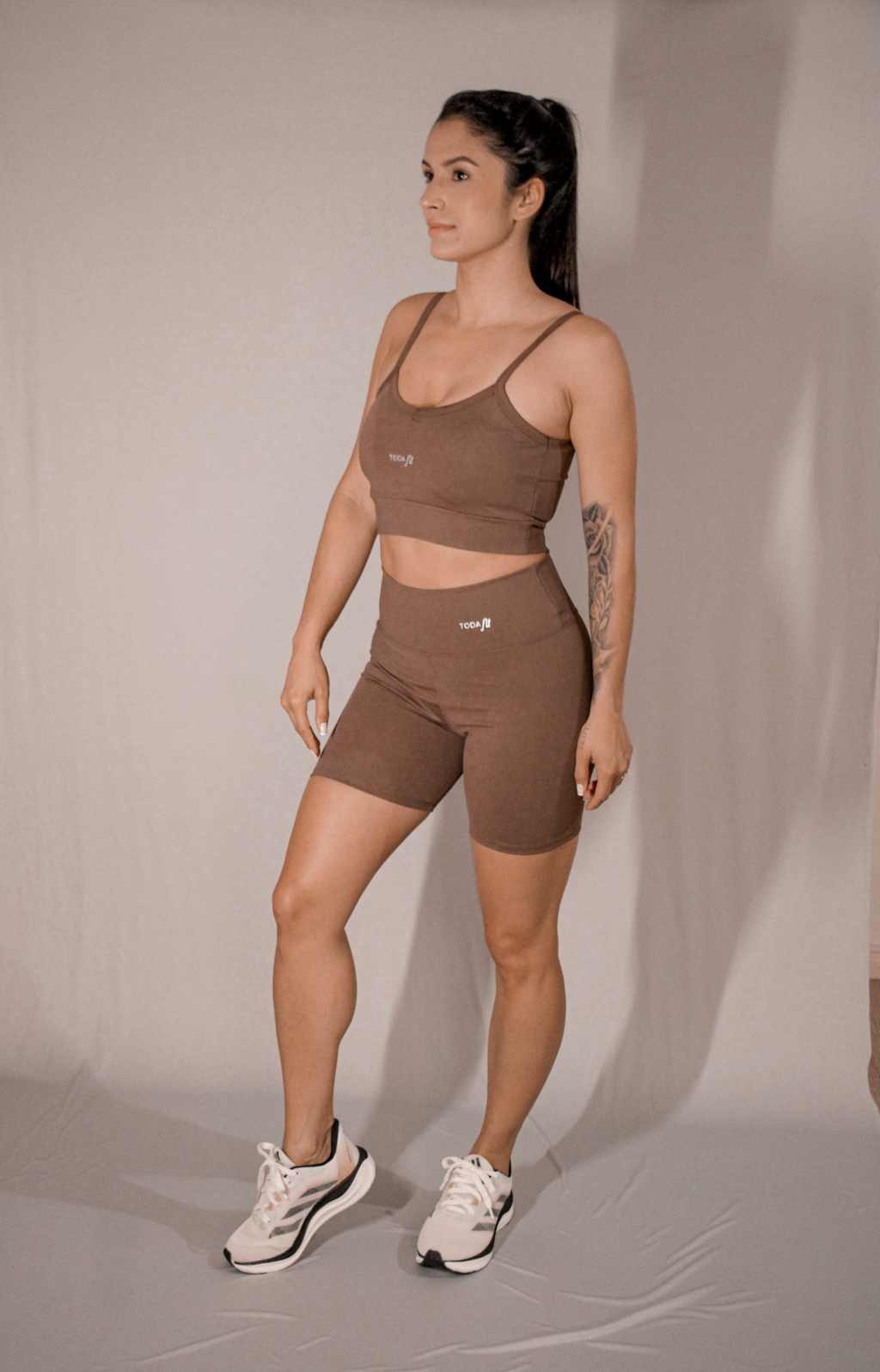 Detalhe do short fitness sem bolso chocolate TodaFit em close, evidenciando textura do tecido e qualidade da costura.