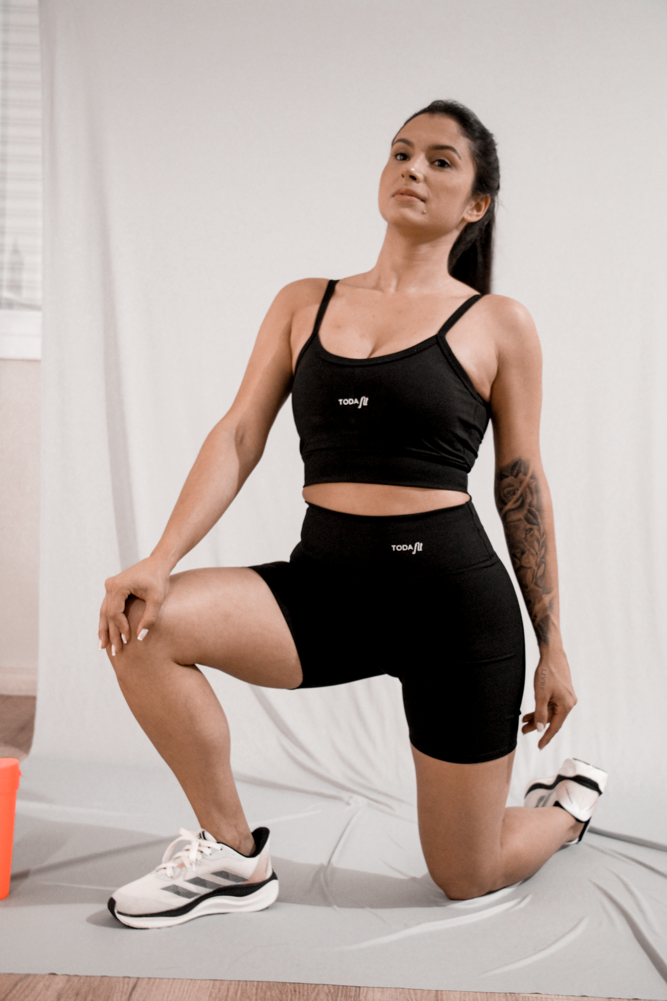 Detalhe do short fitness sem bolso preto TodaFit em close, evidenciando textura do tecido e qualidade da costura.