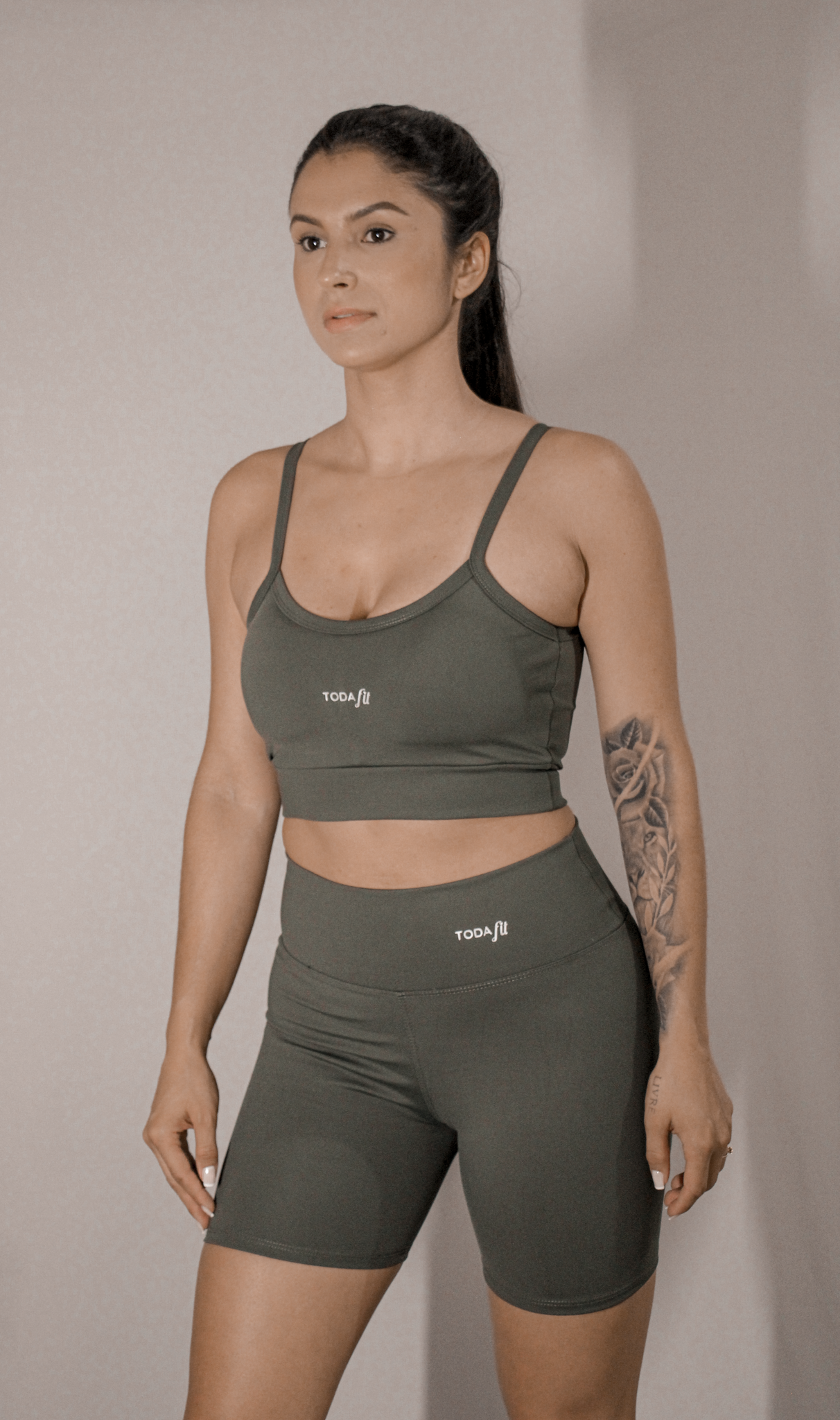 Detalhe do short fitness sem bolso verde TodaFit em close, evidenciando textura do tecido e qualidade da costura.