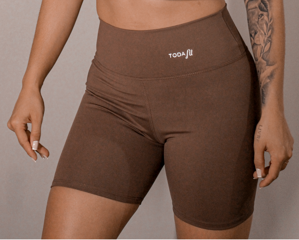 Detalhes do short fitness sem bolso chocolate TodaFit em close próximo, evidenciando textura do tecido e qualidade da costura.