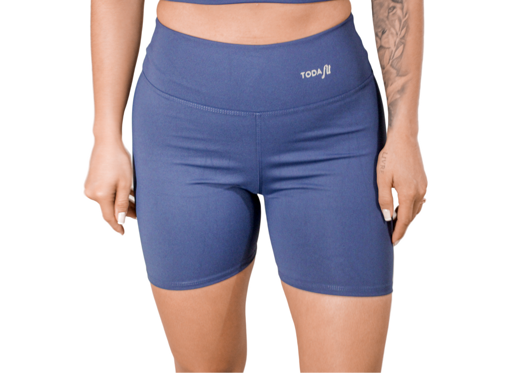 Short fitness sem bolso azul marinho TodaFit na vista frontal, com modelagem justa e tecido de alta compressão.