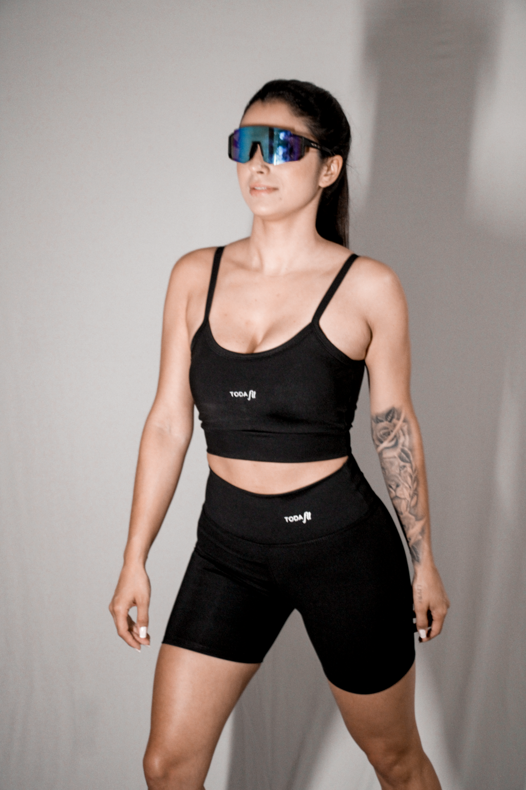 Short fitness sem bolso preto TodaFit visto de corpo inteiro, destacando cintura anatômica e caimento confortável.