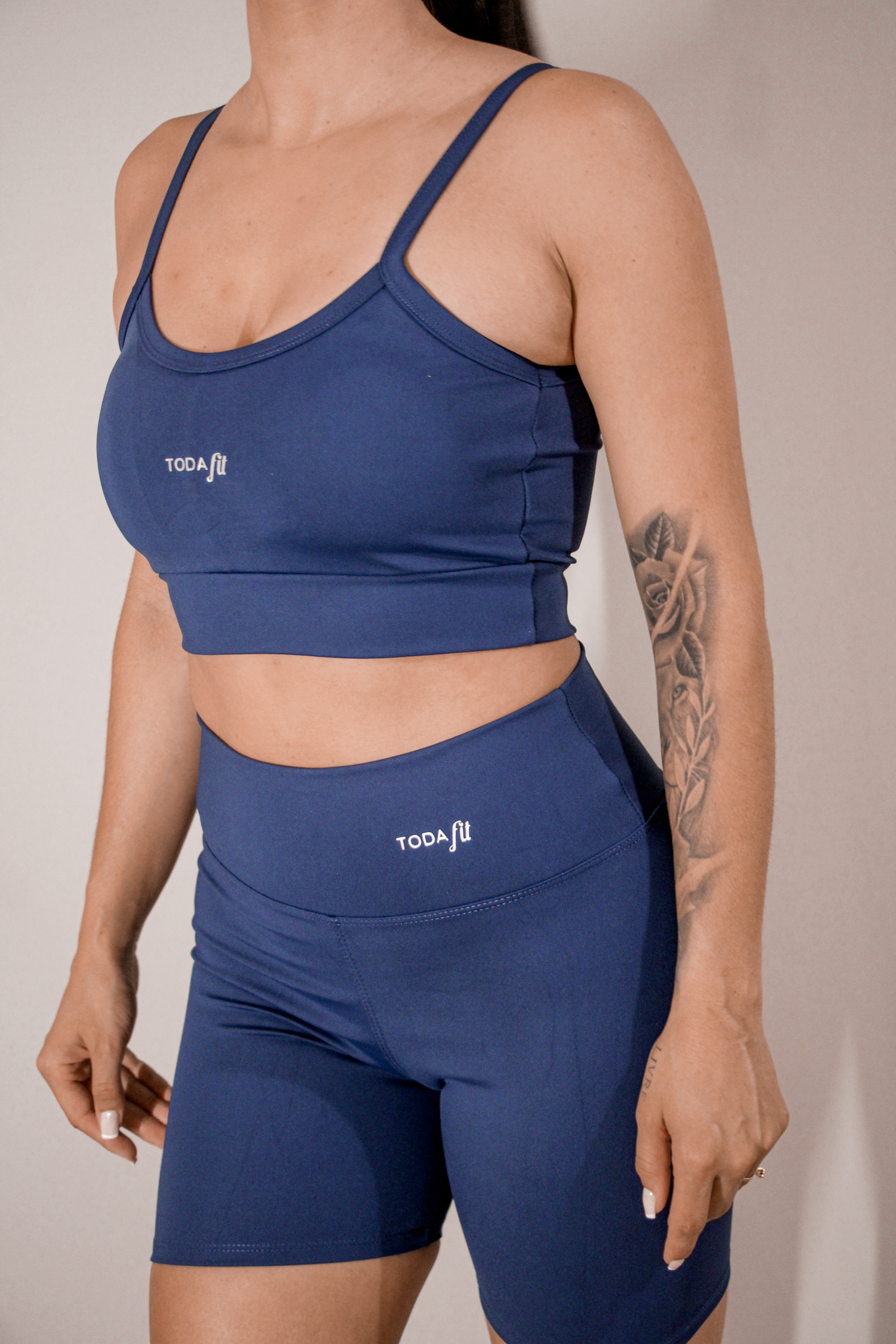Short fitness sem bolso azul marinho TodaFit visto de lado, destacando cintura anatômica e caimento confortável.