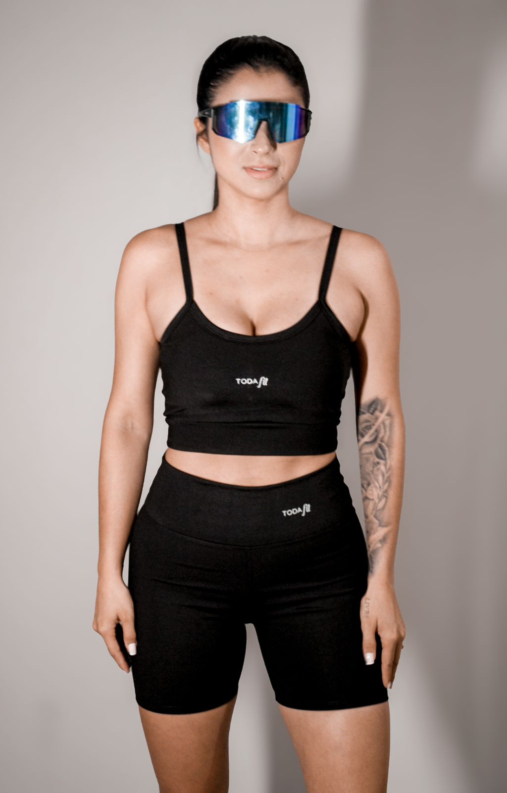 Short fitness sem bolso preto TodaFit visto de longe, destacando cintura anatômica e caimento confortável.