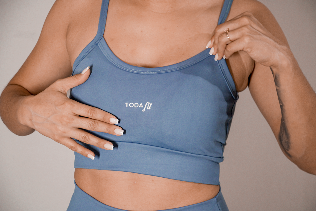 Detalhe do top slim azul TodaFit em close, ressaltando textura e qualidade.