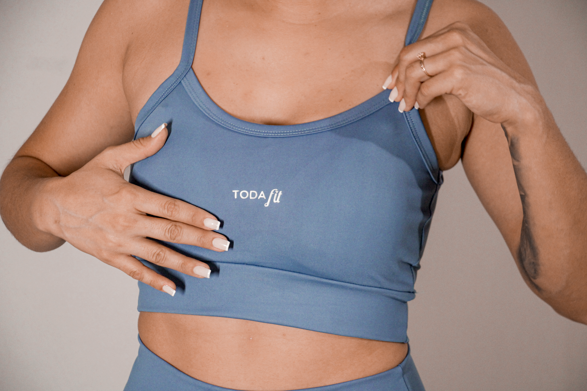 Detalhe do top slim azul TodaFit em close, ressaltando textura e qualidade.