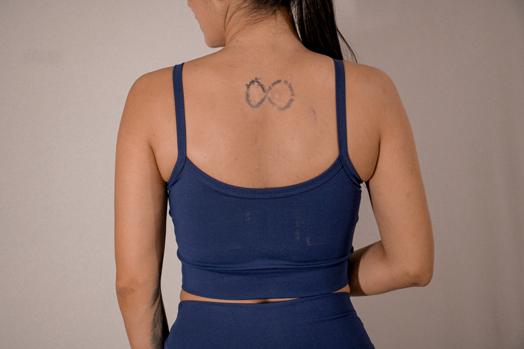 Top slim azul marinho TodaFit visto por trás, destacando o design das costas e acabamento.