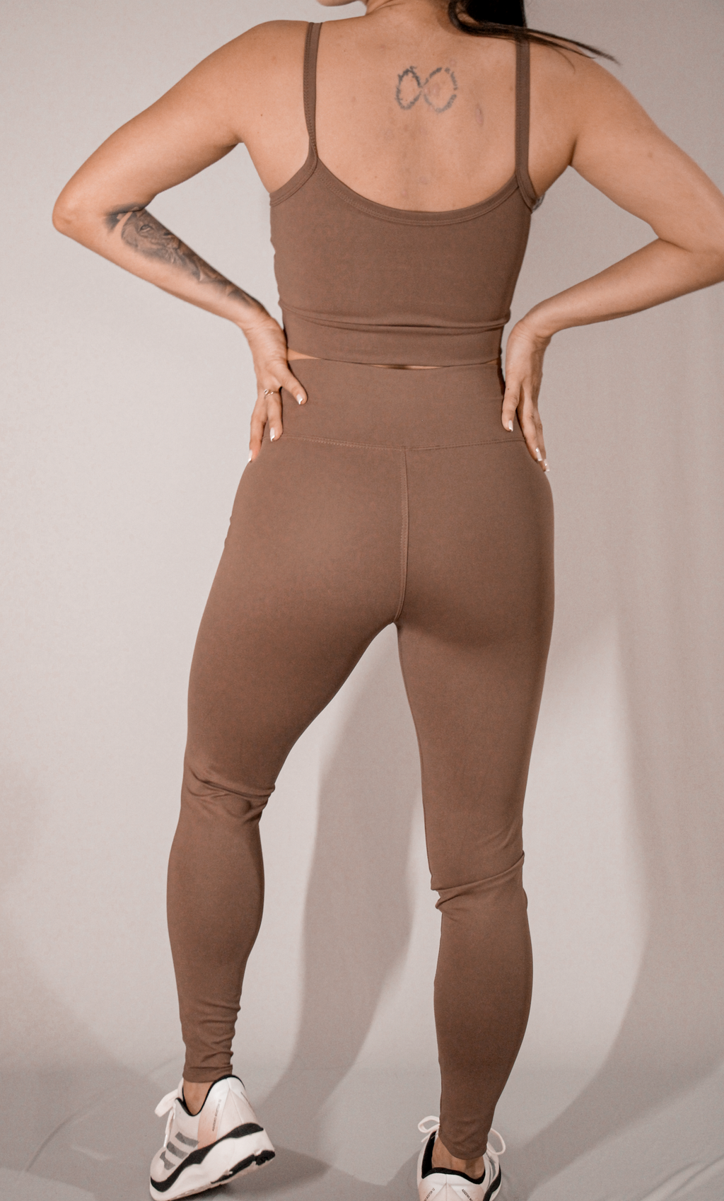 Top slim chocolate TodaFit visto por trás, destacando o design das costas e acabamento.