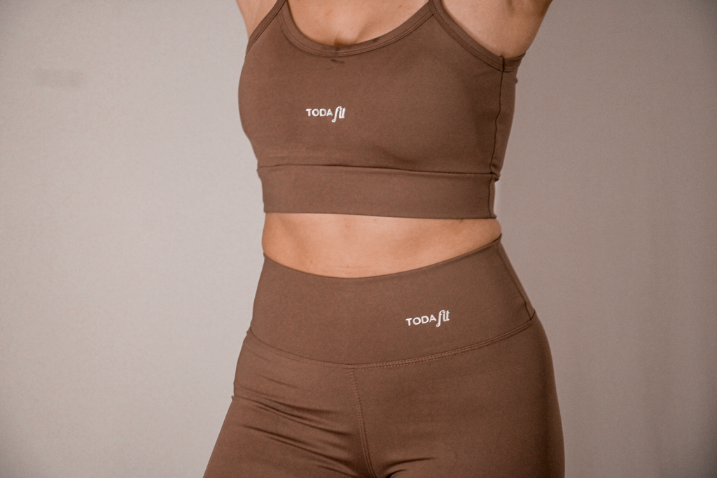 Detalhe do top slim chocolate TodaFit em close, ressaltando textura e qualidade.