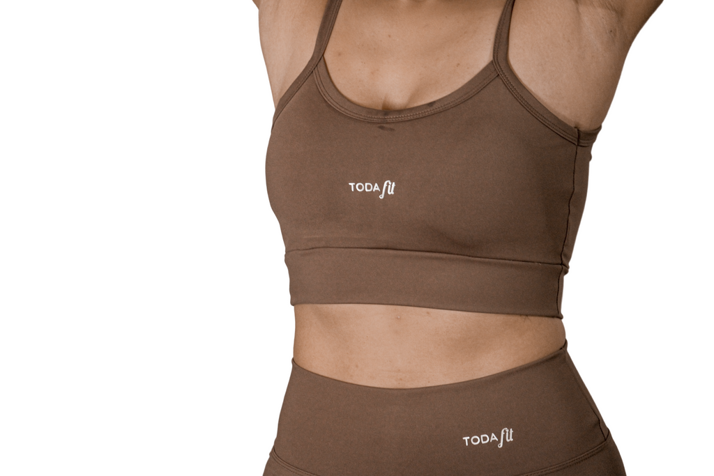 Top slim chocolate TodaFit visto de frente, destacando a modelagem e sustentação.
