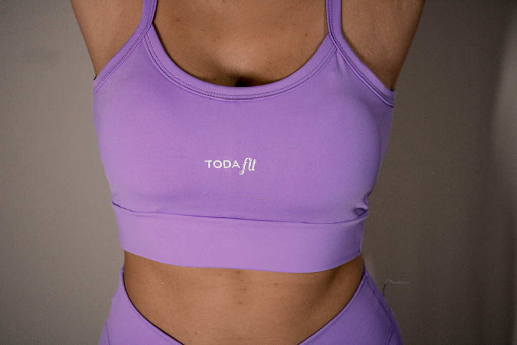 Detalhe do top slim lilas TodaFit em close, ressaltando textura e qualidade.