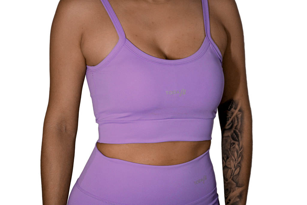 Top slim lilas TodaFit visto de frente, destacando a modelagem e sustentação.