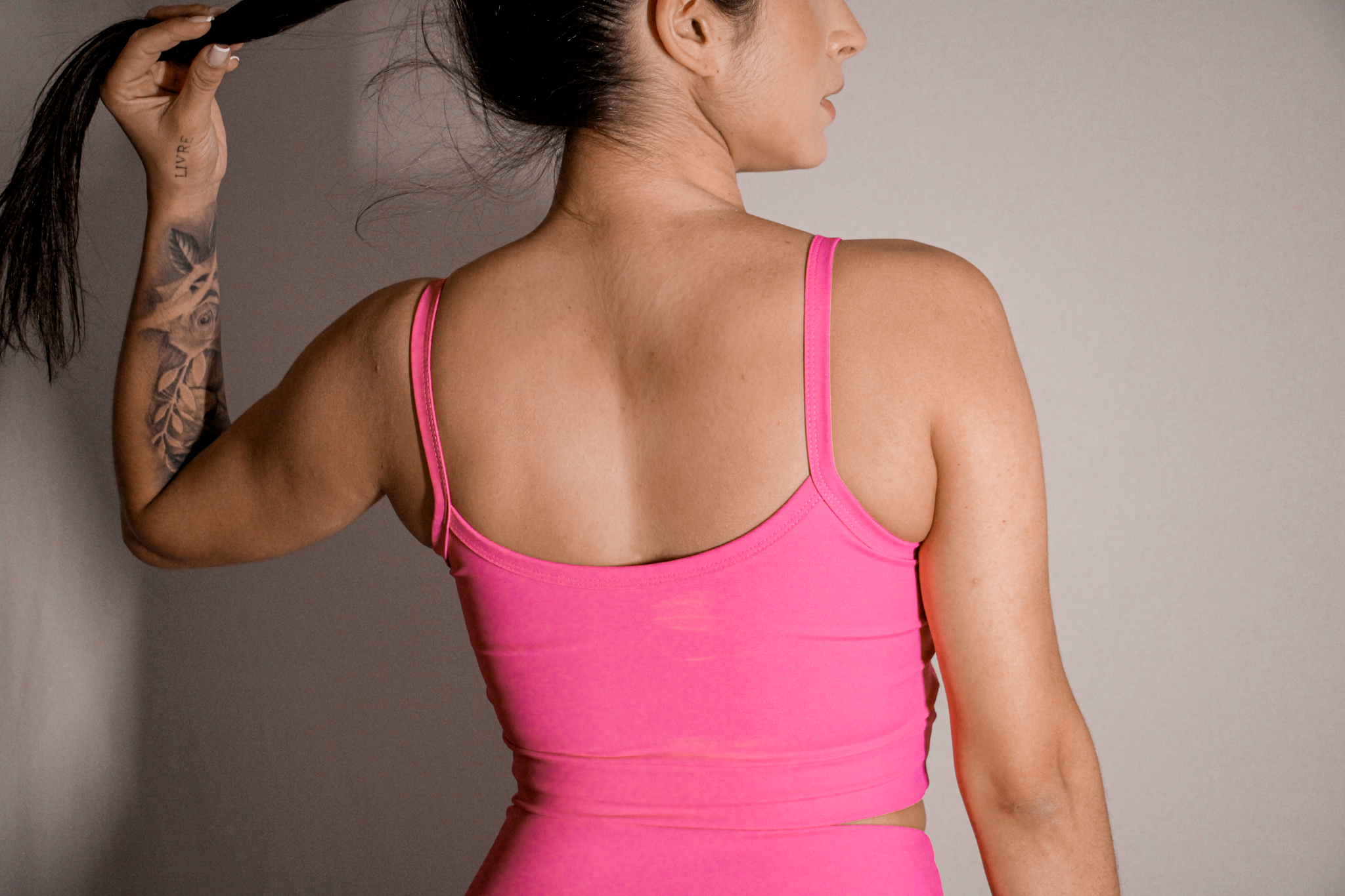 Top slim pink TodaFit visto por trás, destacando o design das costas e acabamento.